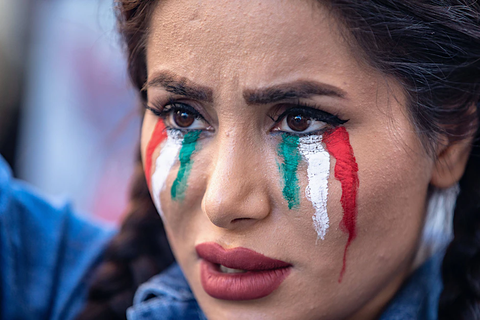 Seit Wochen protestieren Menschen weltweit gegen das Regime im Iran. Parlamentsvertreter des Landes forderten nun härtere Strafen gegen Demonstranten.