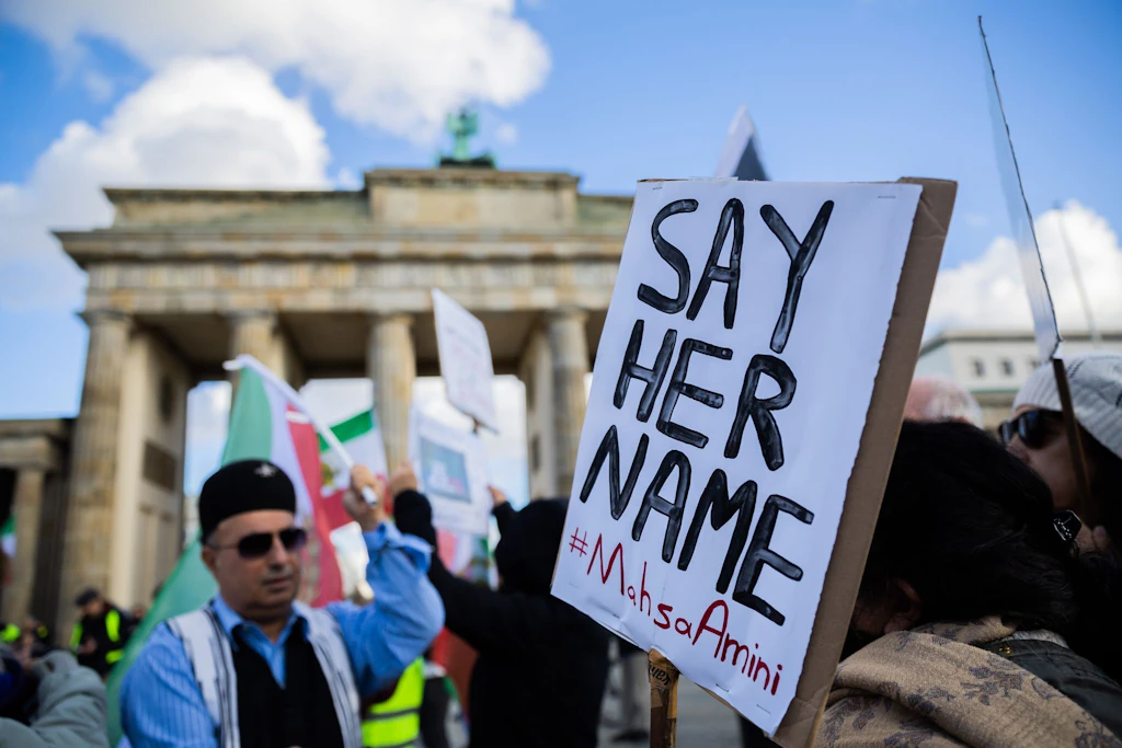 „Say Her Name“:Menschen protestieren erneut zum Iran