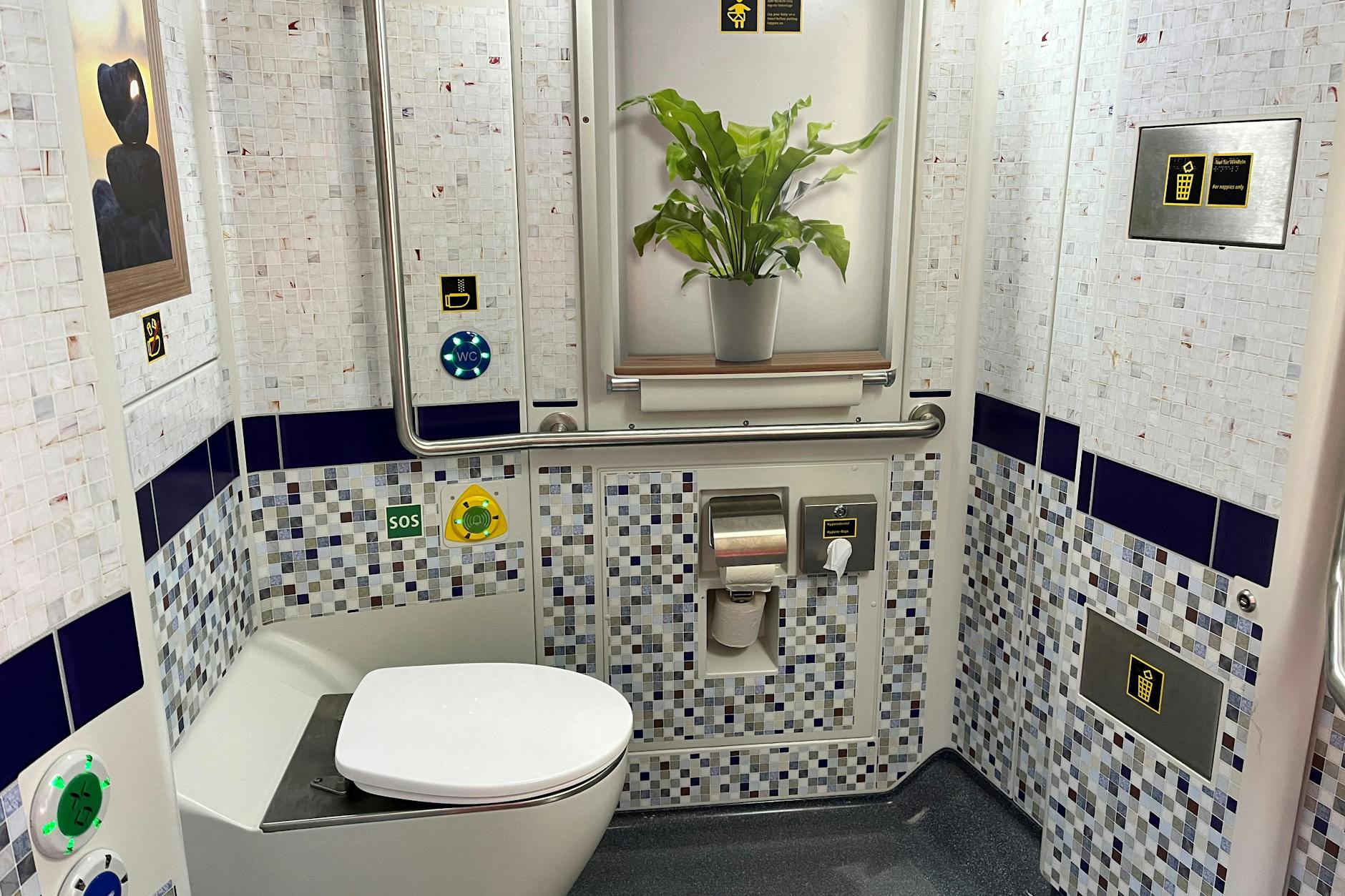 145 Doppelstockwagen lässt DB Regio für das Netz Elbe-Spree modernisieren. Dabei bekommen die Wände der Toiletten Folien, die sie vor Verschmutzung und Beschädigung schützen sollen.