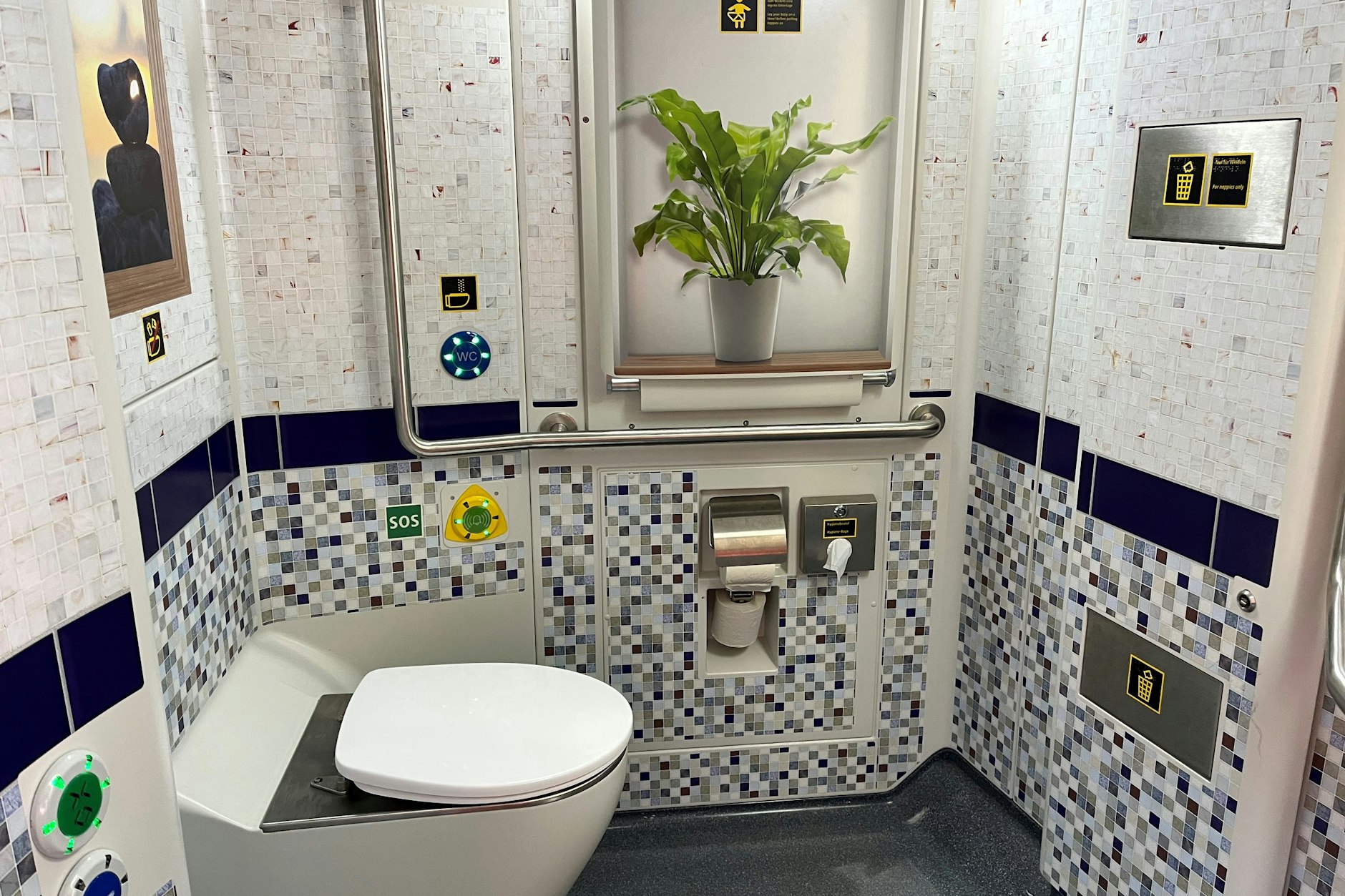 145 Doppelstockwagen lässt DB Regio für das Netz Elbe-Spree modernisieren. Dabei bekommen die Wände der Toiletten Folien, die sie vor Verschmutzung und Beschädigung schützen sollen.