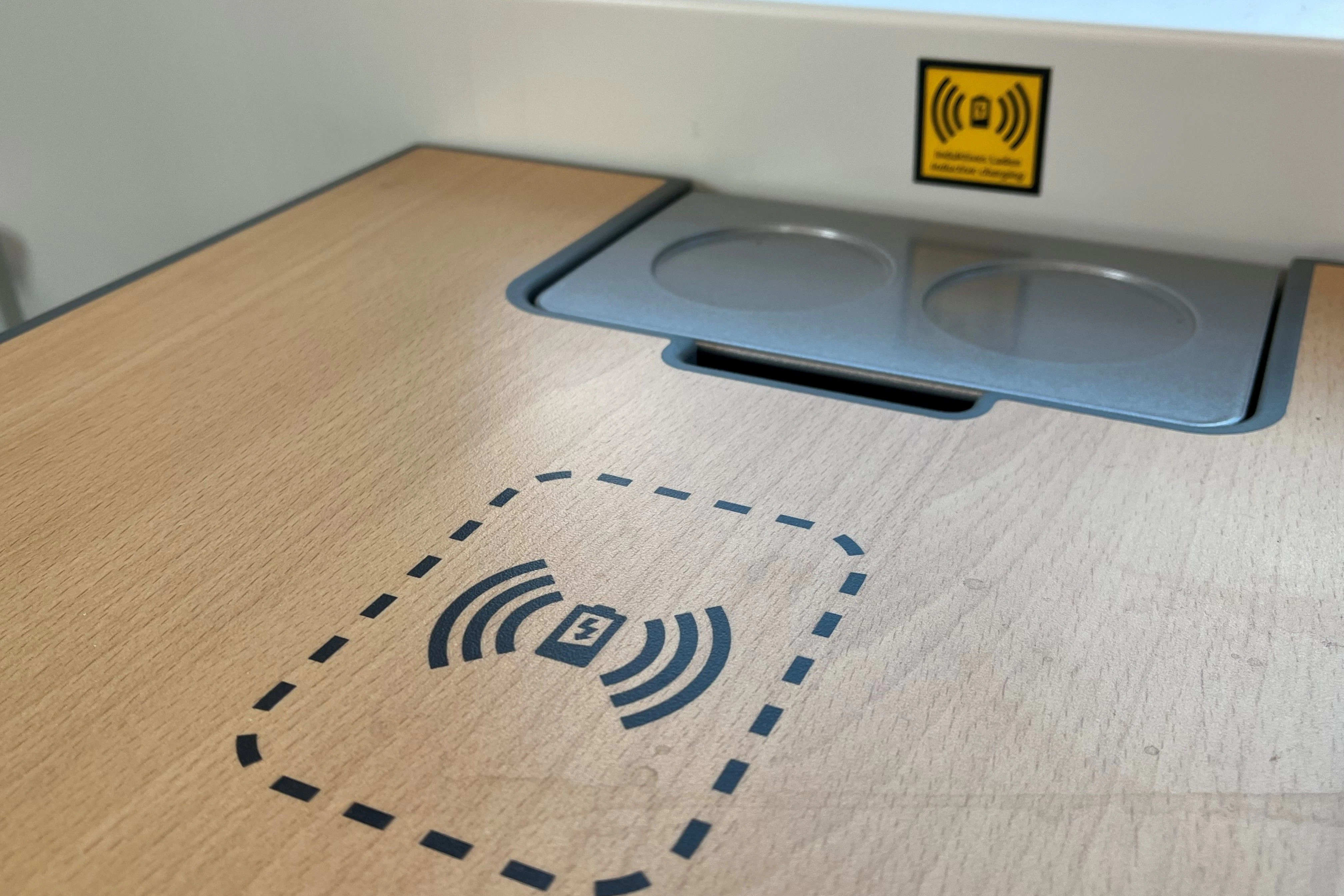 Wenn man dass Ladekabel vergessen hat: In den neuen Elektrotriebzügen Siemens Mireo für das Netz Lausitz gibt es induktive Ladestationen. Aber auch Steckdosen stehen zur Verfügung.