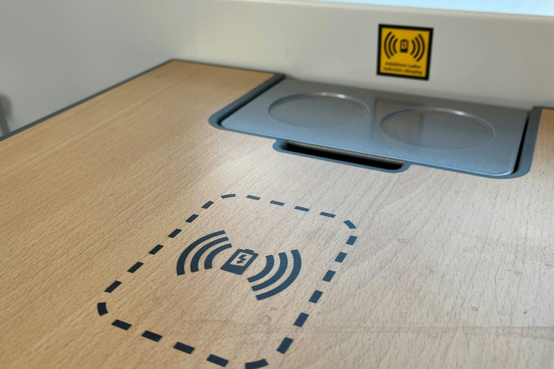 Wenn man dass Ladekabel vergessen hat: In den neuen Elektrotriebzügen Siemens Mireo für das Netz Lausitz gibt es induktive Ladestationen. Aber auch Steckdosen stehen zur Verfügung.