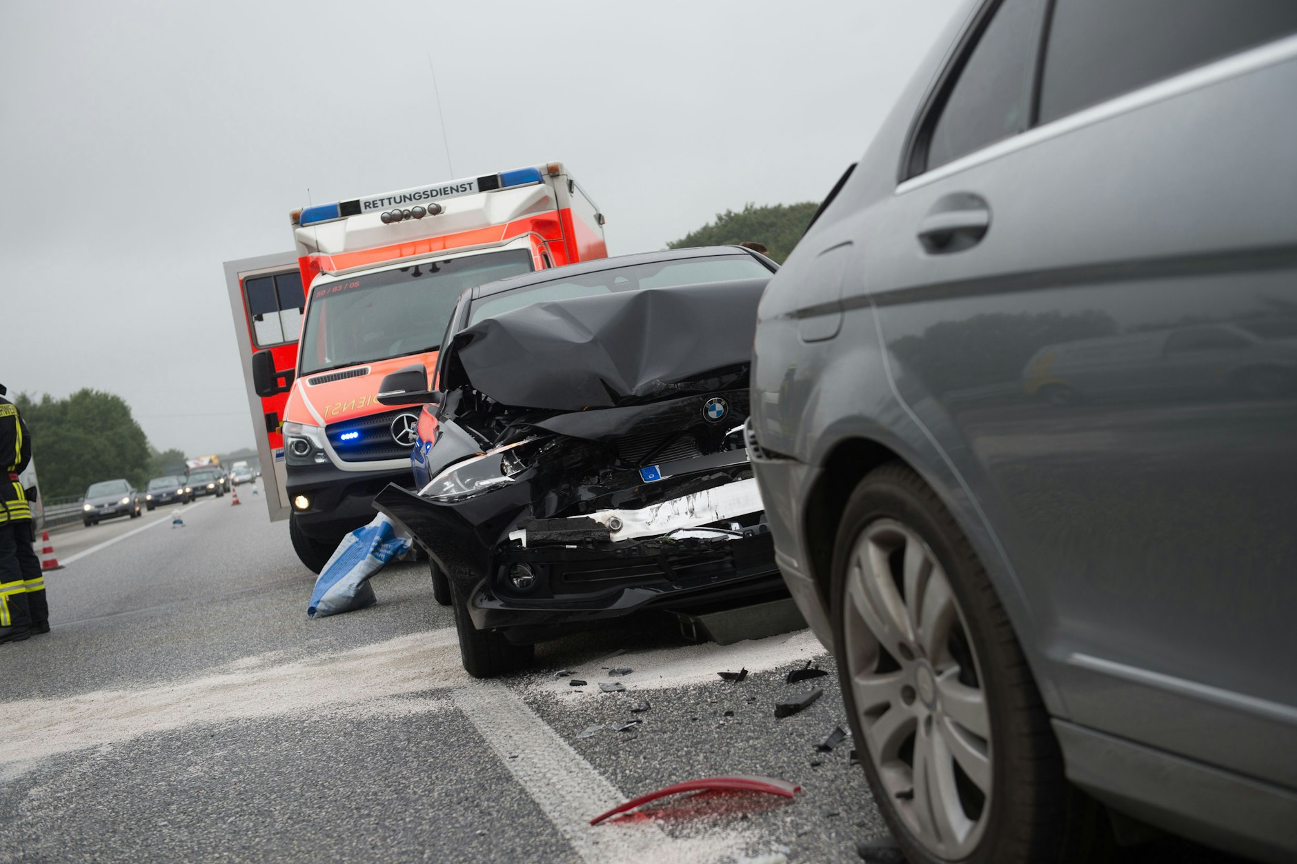 Kommt es zum Unfall, stellt sich schnell die Haftungsfrage – doch nicht immer hat der Autofahrer Schuld, der auffährt.