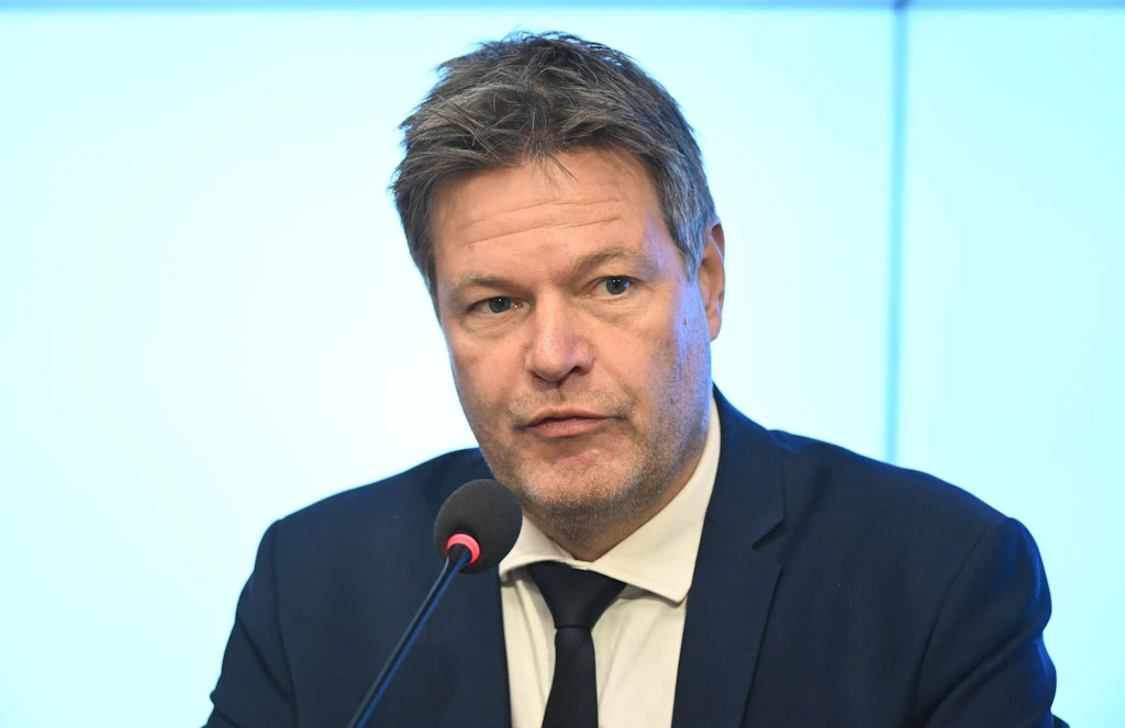 Habeck: Werde wohl eher keine Zeit haben für Katar-WM im TV