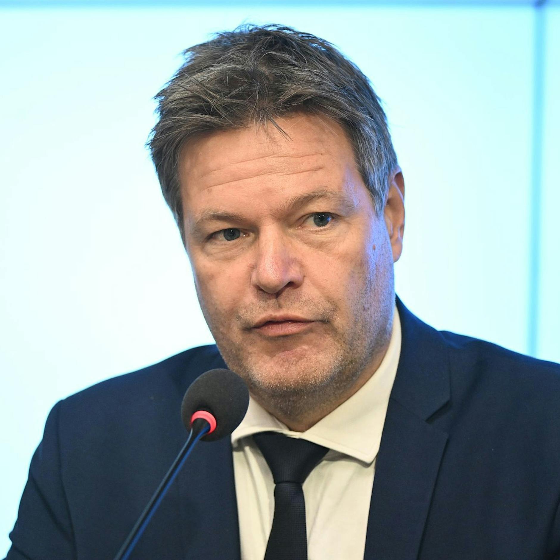 Habeck: Werde wohl eher keine Zeit haben für Katar-WM im TV