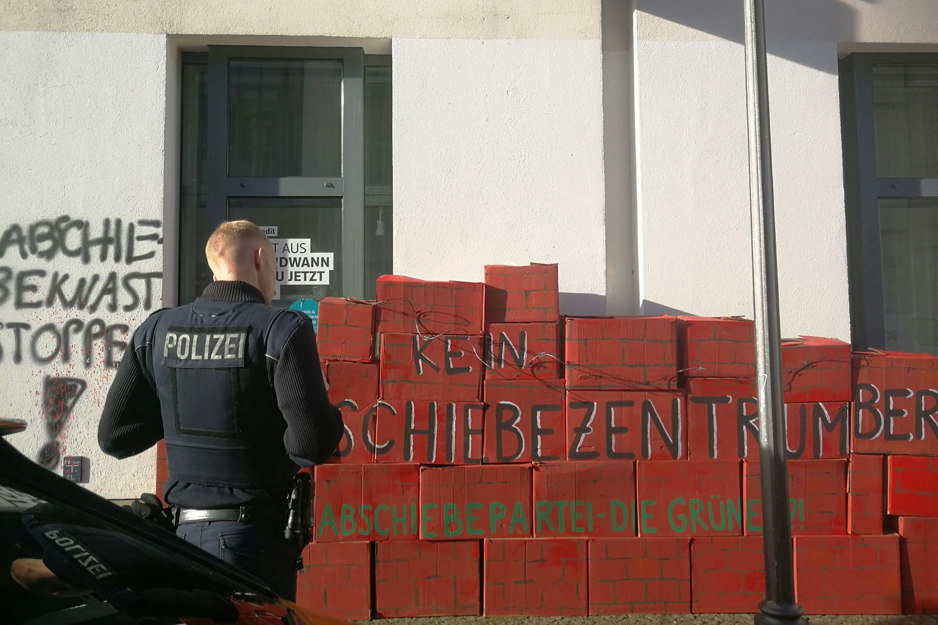 Die Polizei stellt fest: Die Versammlung ist nicht ordnungsgemäß angemeldet.