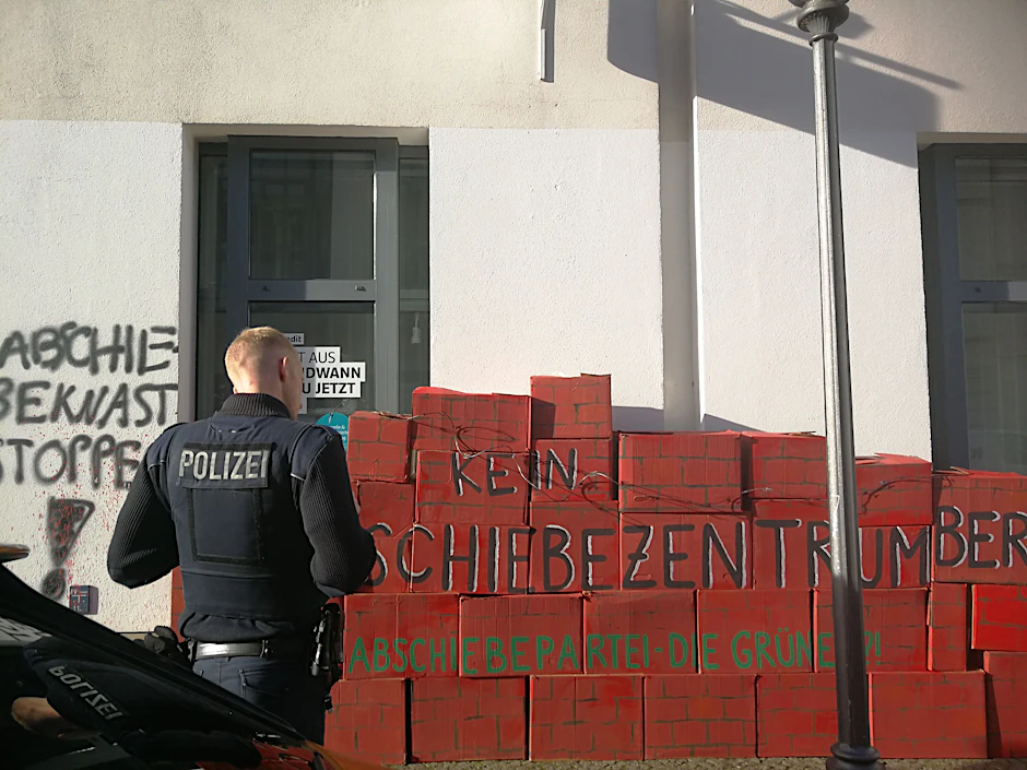 Die Polizei stellt fest: Die Versammlung ist nicht ordnungsgemäß angemeldet.