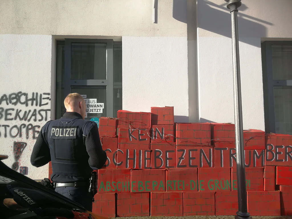 Abschiebezentrum BER verhindern: Protestaktion erinnert Grüne an Versprechen