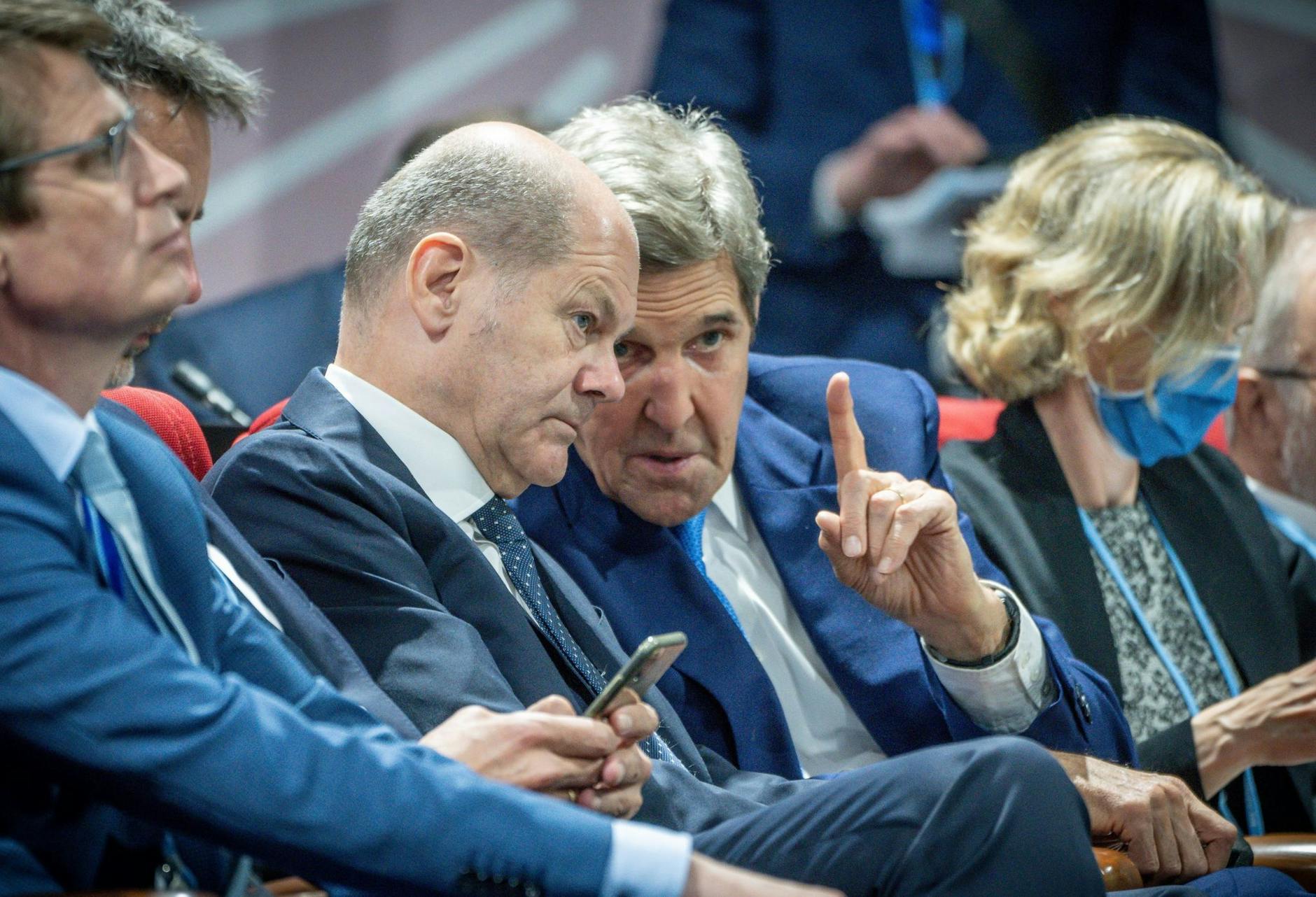 Bundeskanzler Olaf Scholz spricht mit John Kerry, dem US-Sonderbeauftragten für Klima, bei der Weltklimakonferenz COP27. In Ägypten beraten 200 Staaten darüber, wie der Kampf gegen die Erderhitzung beschleunigt werden kann.