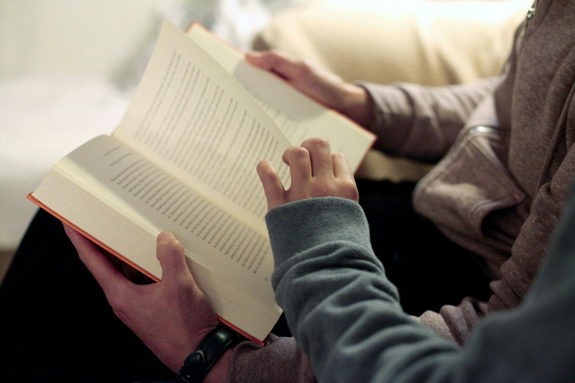 ARCHIV - Vorlesen fördert die Entwicklung von Kindern. Es kann die Kreativität anregen und den Wortschatz vergrößern.