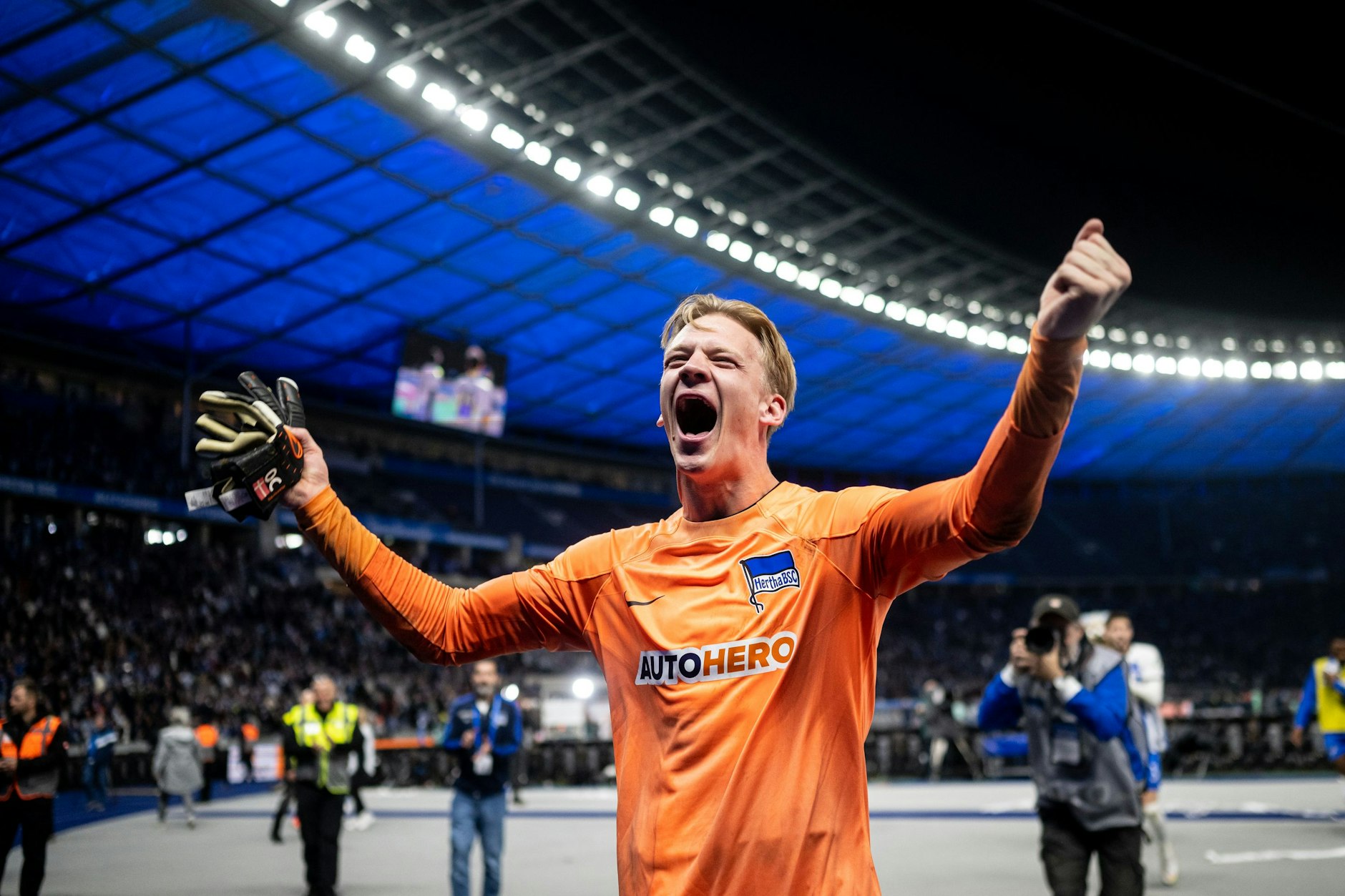 Herthas Torwart Oliver Christensen schreit seine Freude heraus. Er fährt mit Dänemark zur WM.