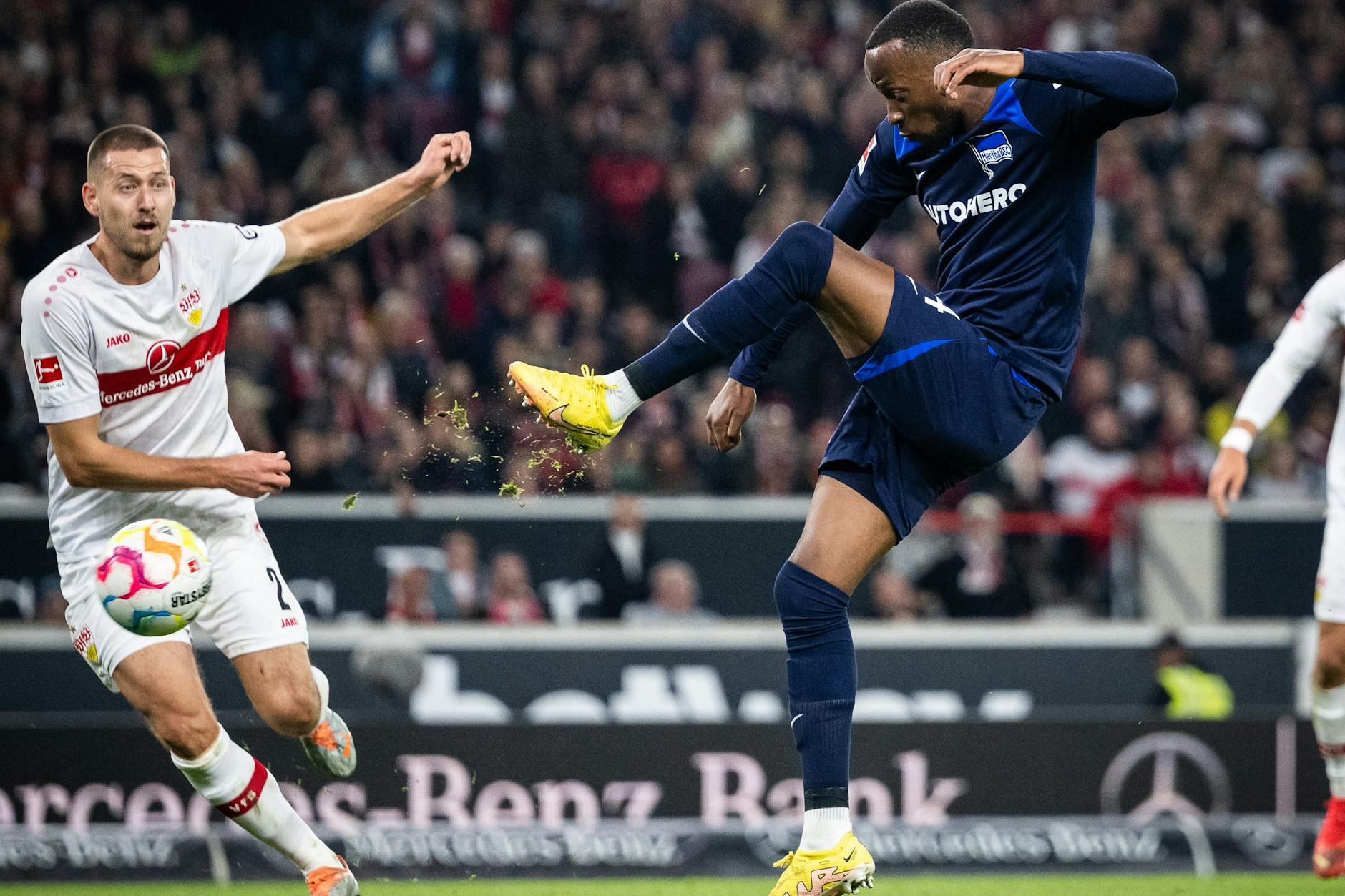 Wieder so ein überlegtes Tor: Wie schon gegen Bayern München traf Herthas Dodi Lukebakio (r.) auch gegen den VfB Stuttgart per Volleys.