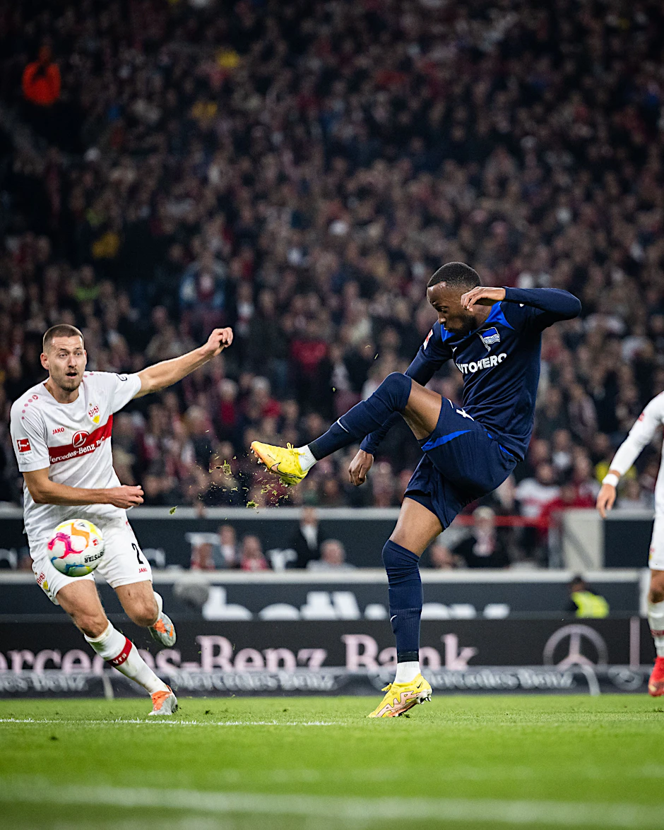 Wieder so ein überlegtes Tor: Wie schon gegen Bayern München traf Herthas Dodi Lukebakio (r.) auch gegen den VfB Stuttgart per Volleys.