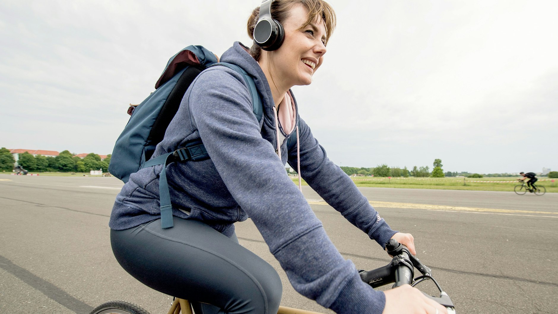 Auf dem Fahrrad mit Kopfhörern Musik hören? Ist erlaubt, wenn man die Umgebungsgeräusche noch hört.