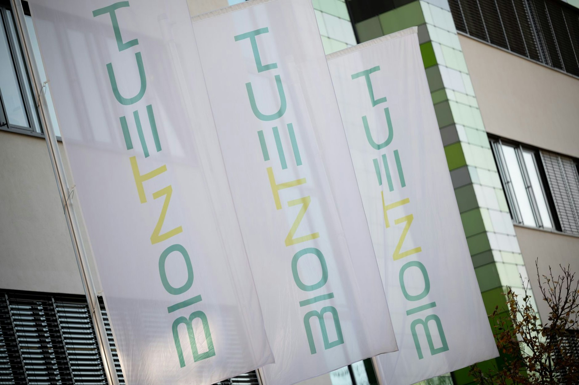 ARCHIV - Der Hauptsitz von Biontech in Mainz.  