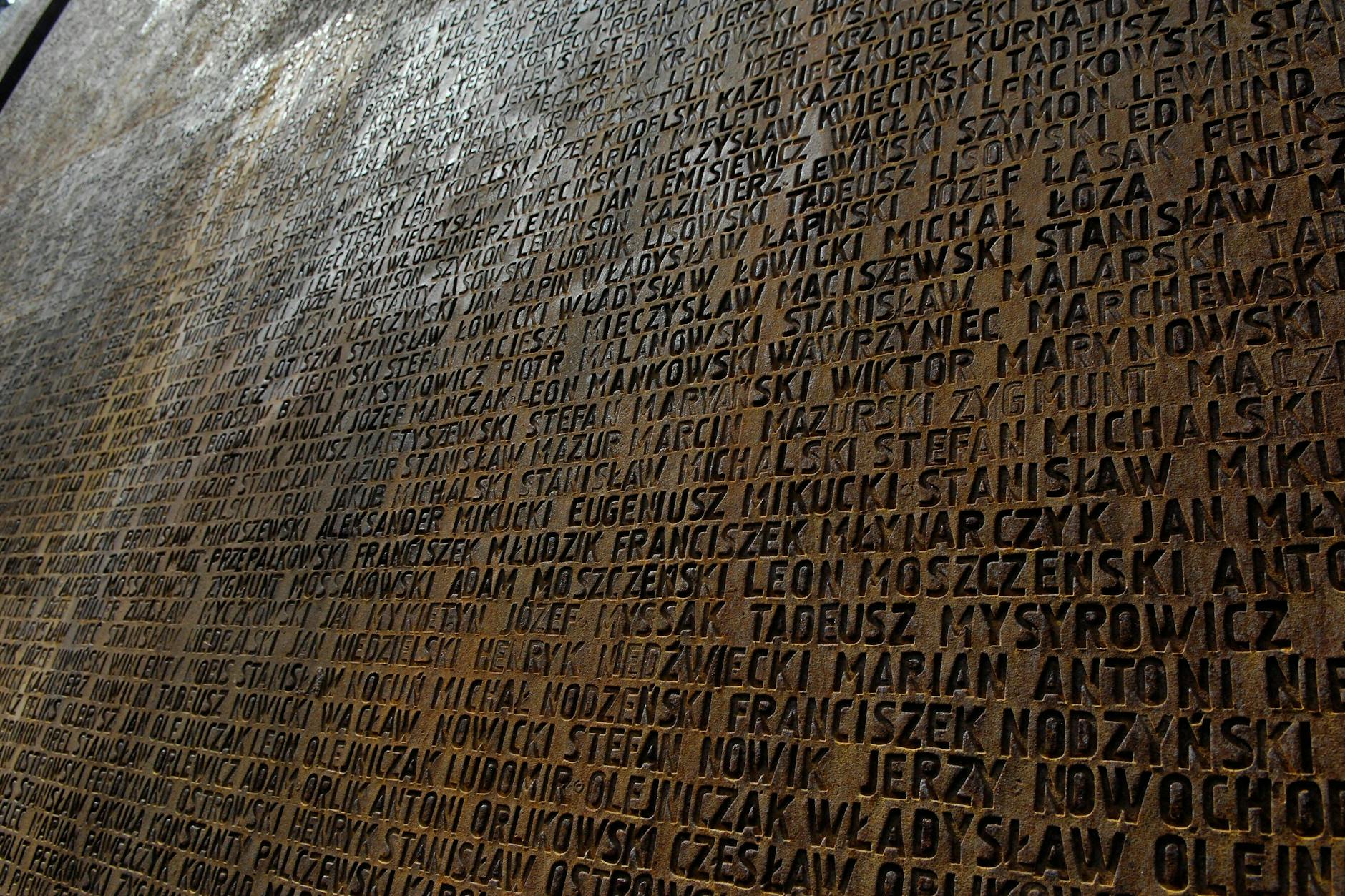 Eine Tafel zeigt die Namen der Opfer auf dem polnischen Soldatenfriedhof in Katyn.