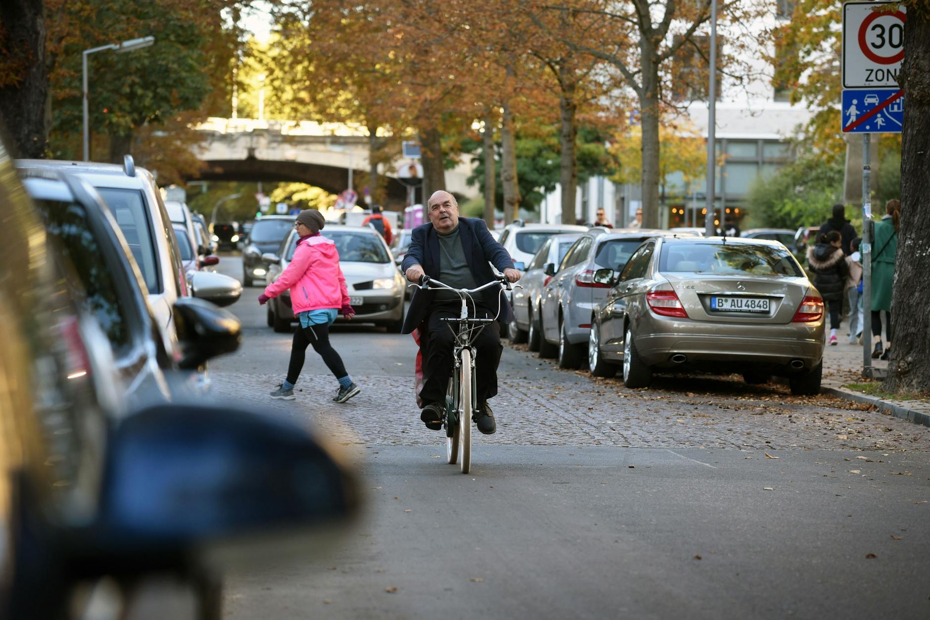 Viel Platz, wenig Platz? Die Handjerystraße in Friedenau.