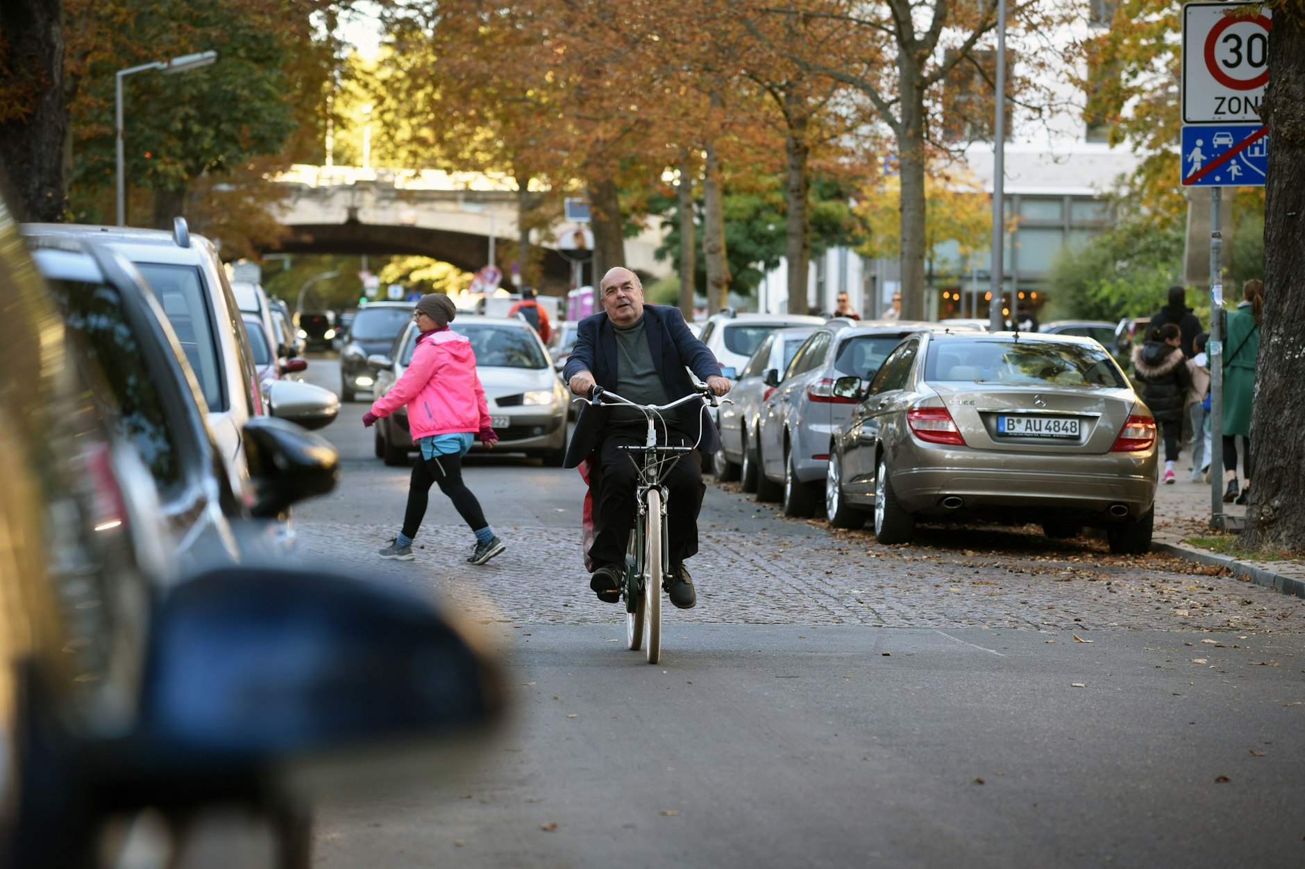 Viel Platz, wenig Platz? Die Handjerystraße in Friedenau.