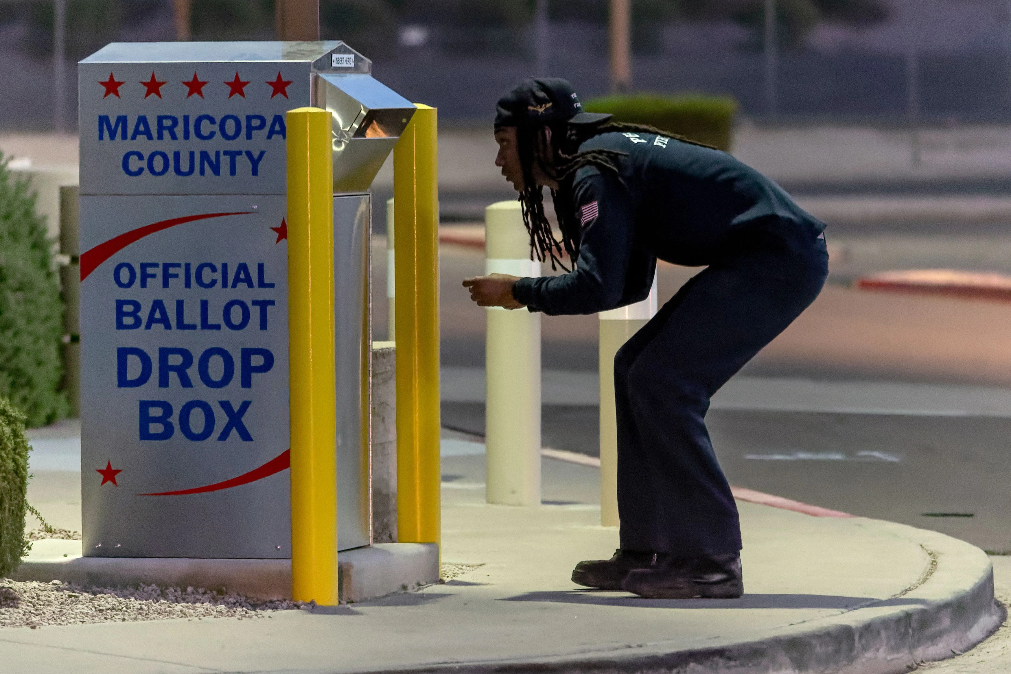Ein Wähler gibt am in Mesa, Arizona, seinen Stimmzettel in einer Wahlurne ab.&nbsp;
