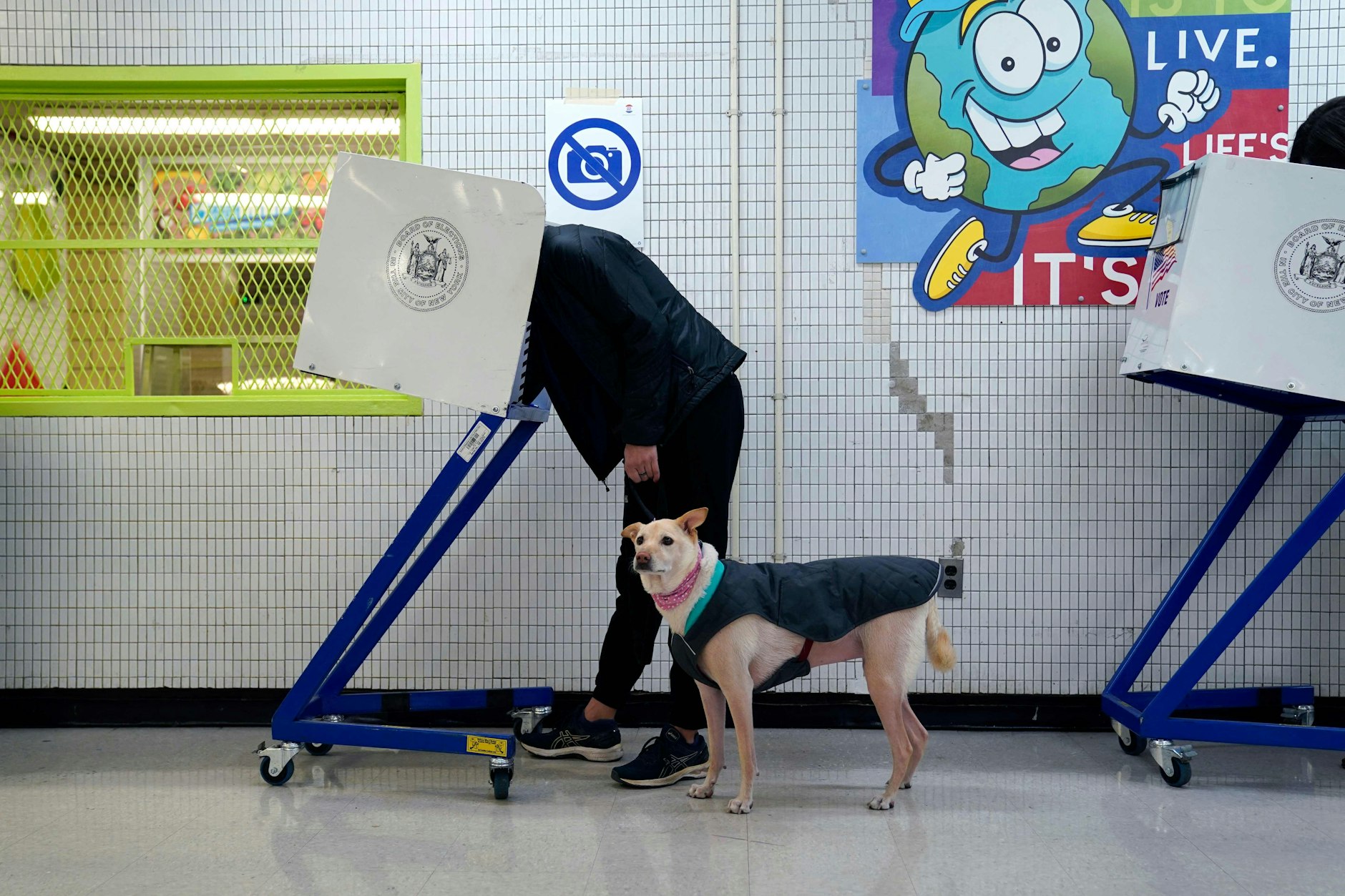 Ein Wähler in der Louis D. Brandeis High School in New York.