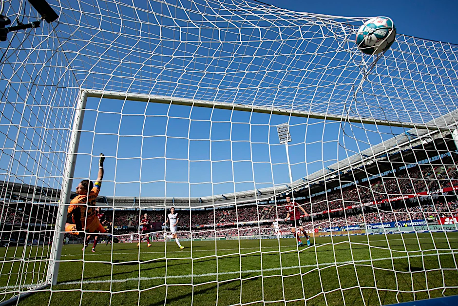 ARCHIV - Ein Spielball landet im Tor.  