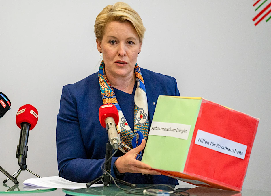 Die Regierende Bürgermeisterin Franziska Giffey (SPD) erklärt das geplante Berliner Entlastungspaket mit einem Modell.
