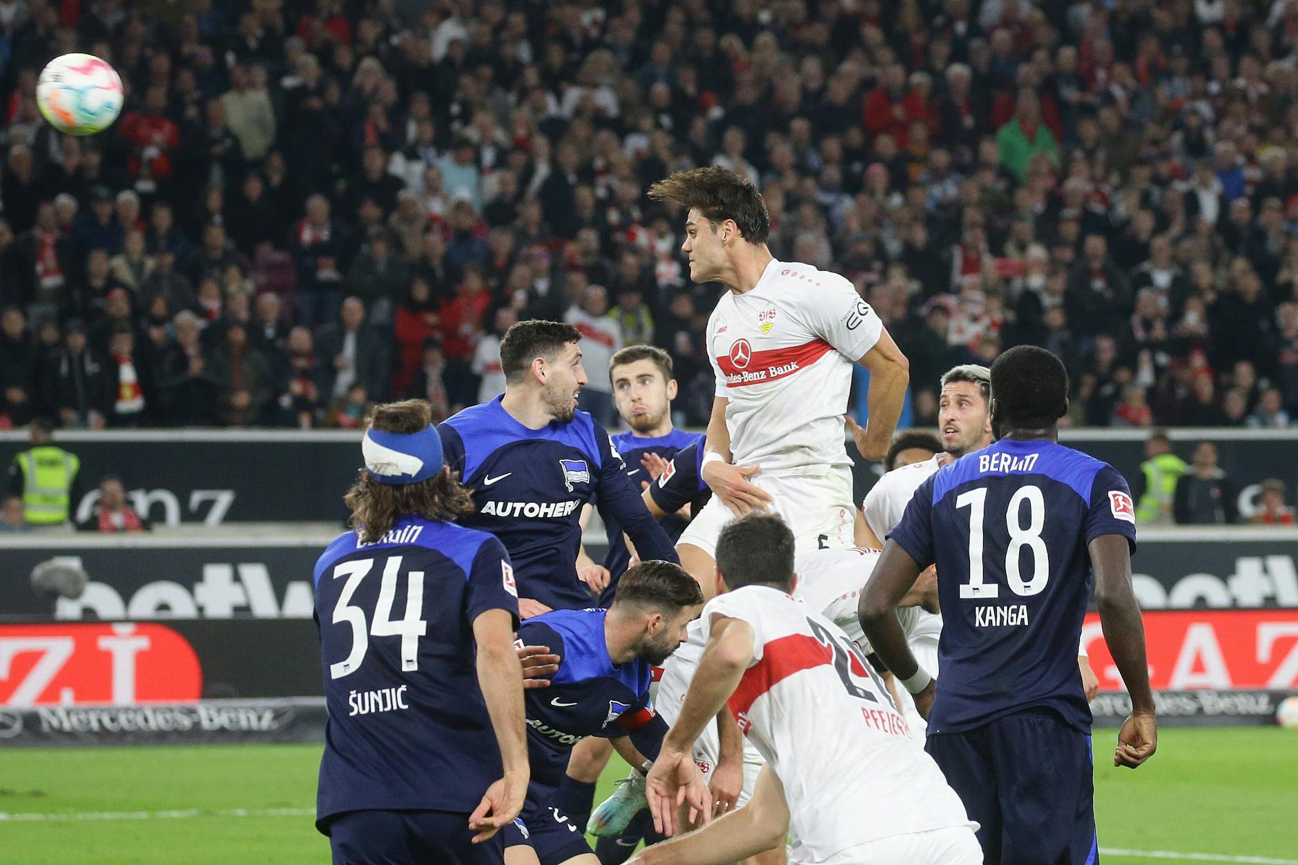 Herthas nächste Last-Minute-Pleite. Stuttgarts Mavropanos steigt am höchsten und köpft zum 2:1 ein.