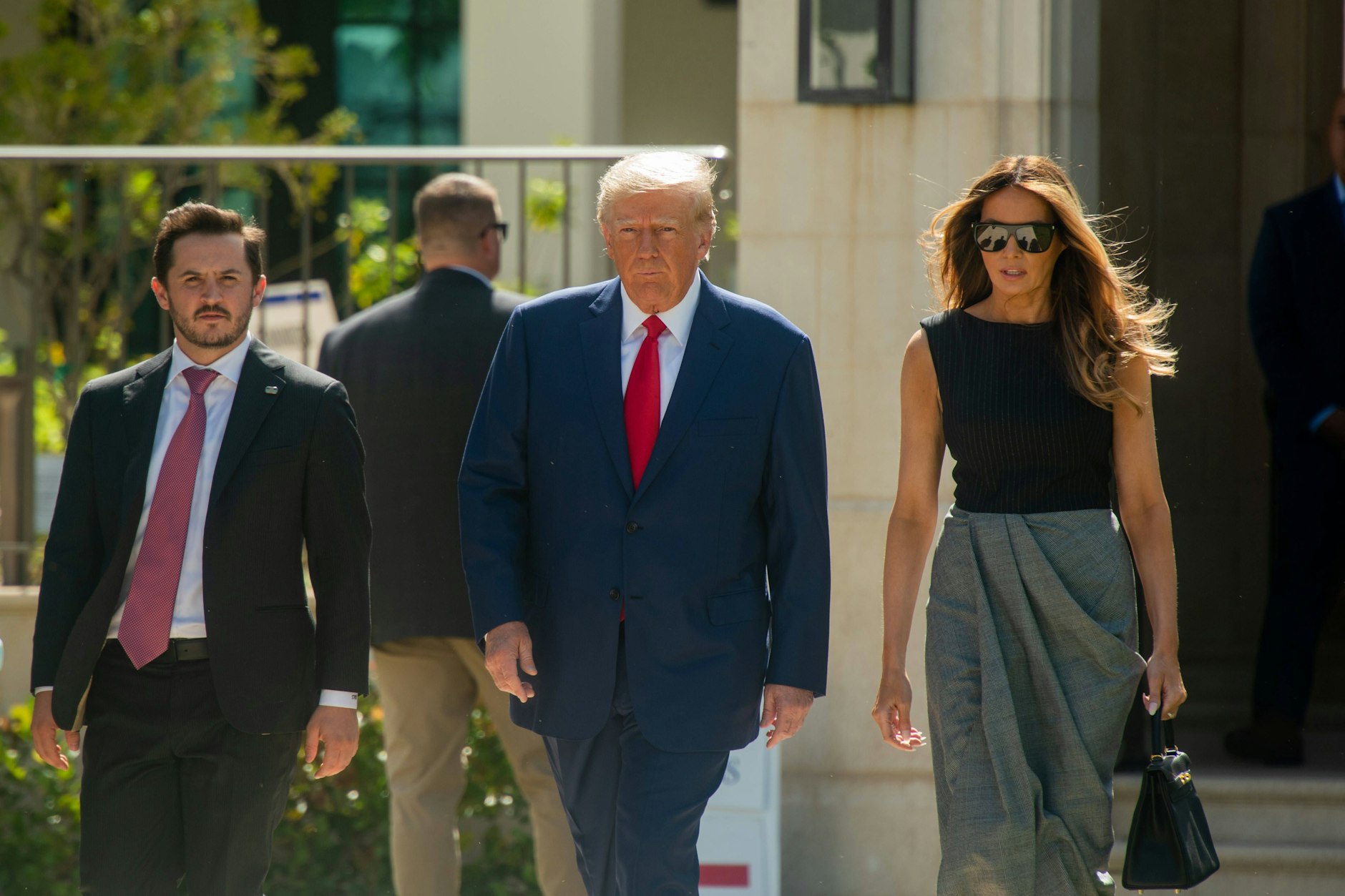 West Palm Beach, Florida: Der ehemalige US-Präsident Donald Trump geht zusammen mit seiner Frau Melania Trump zum Wahllokal. Er schimpft am Tag der Zwischenwahlen über vermeintliche Unregelmäßigkeiten.&nbsp;