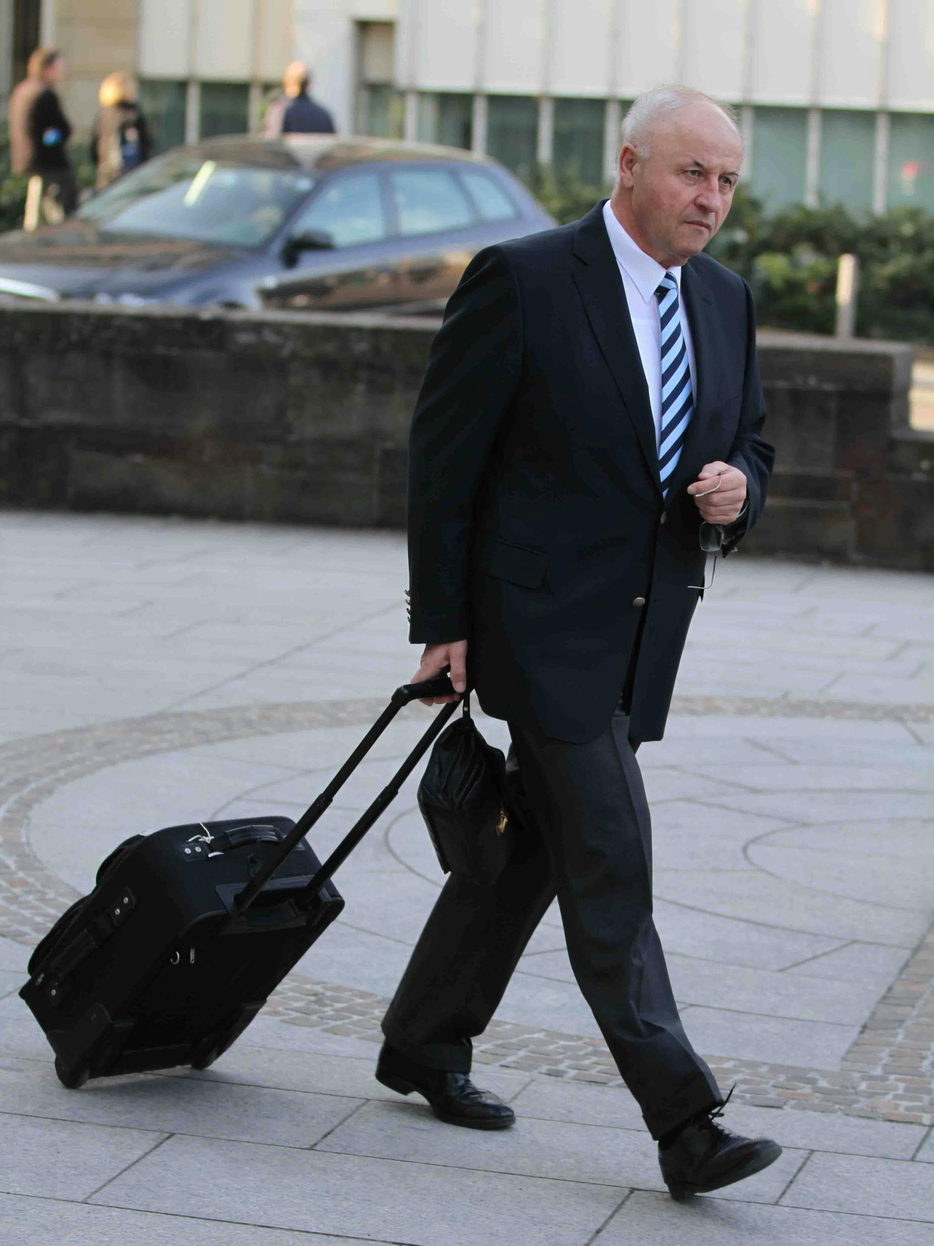 Michael Buback, Sohn des 1977 von der RAF getöteten Generalbundesanwalts Siegfried Buback, versteht, dass junge Leute sich große Sorgen machten. „Aber ich warne davor, Ziele mit radikalen Maßnahmen und Gewalt erreichen zu wollen. Das hat uns nur Unglück gebracht.“