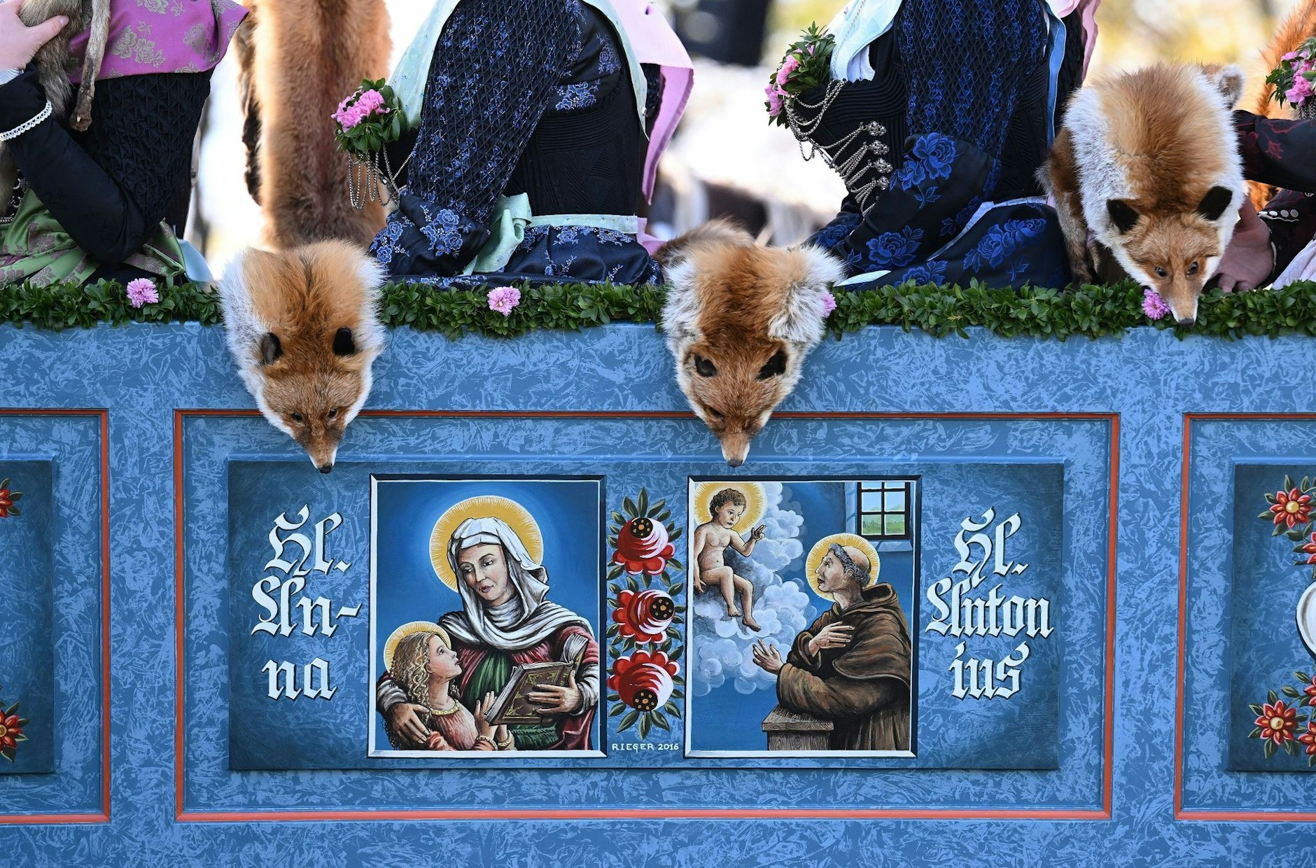 Fuchsfelle hängen als Teil der Teil der Frauentracht bei der Leonhardifahrt in Bad Tölz von einem Wagen. Nach zwei Jahren Corona-bedingter Pause findet die Leonhardifahrt in Oberbayern zu Ehren des Heiligen Leonhard von Limoges als Schutzpatron der Nutztiere wieder statt.  