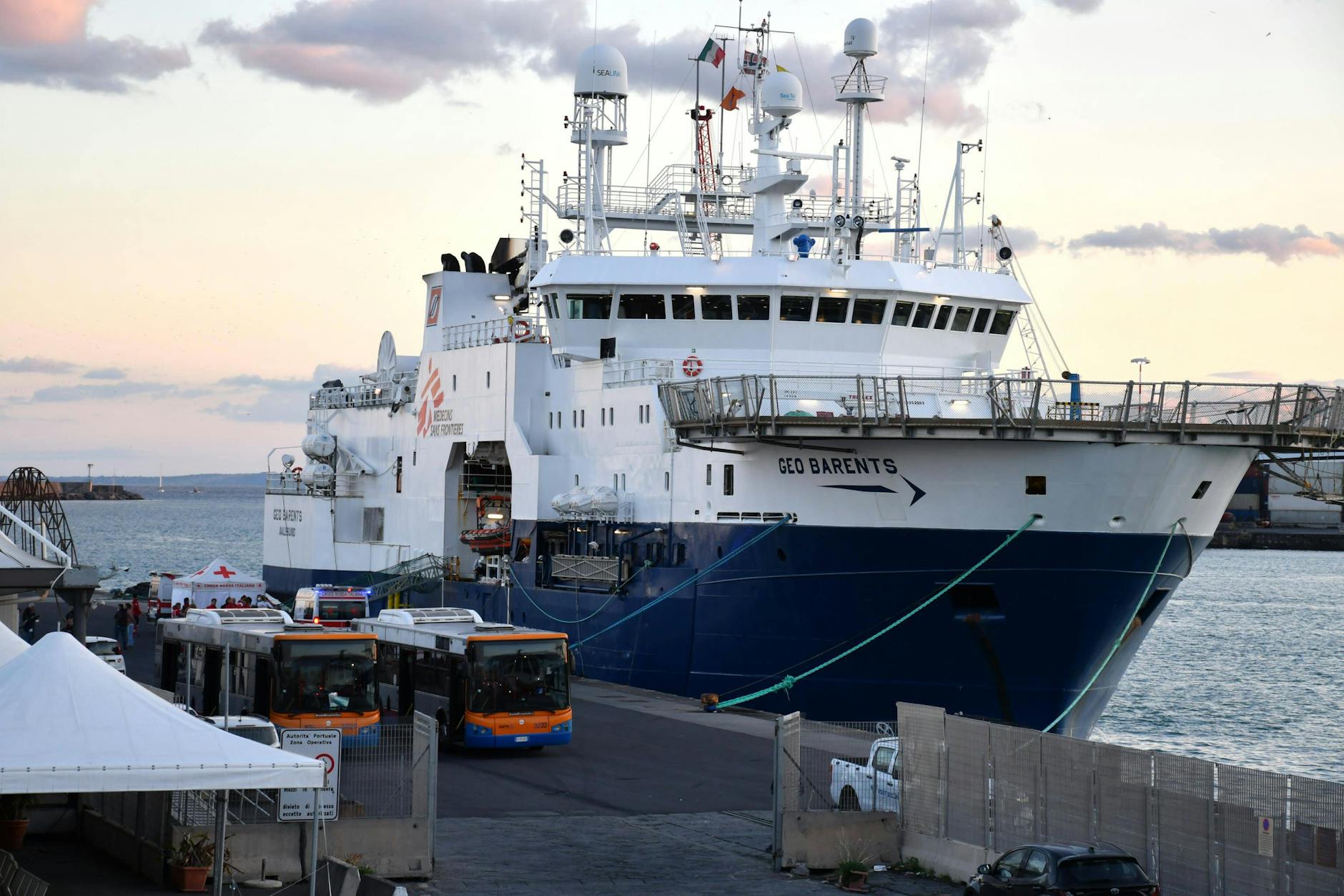 Die Geo Barents von Ärzte ohne Grenzen liegt im Hafen von Catania.