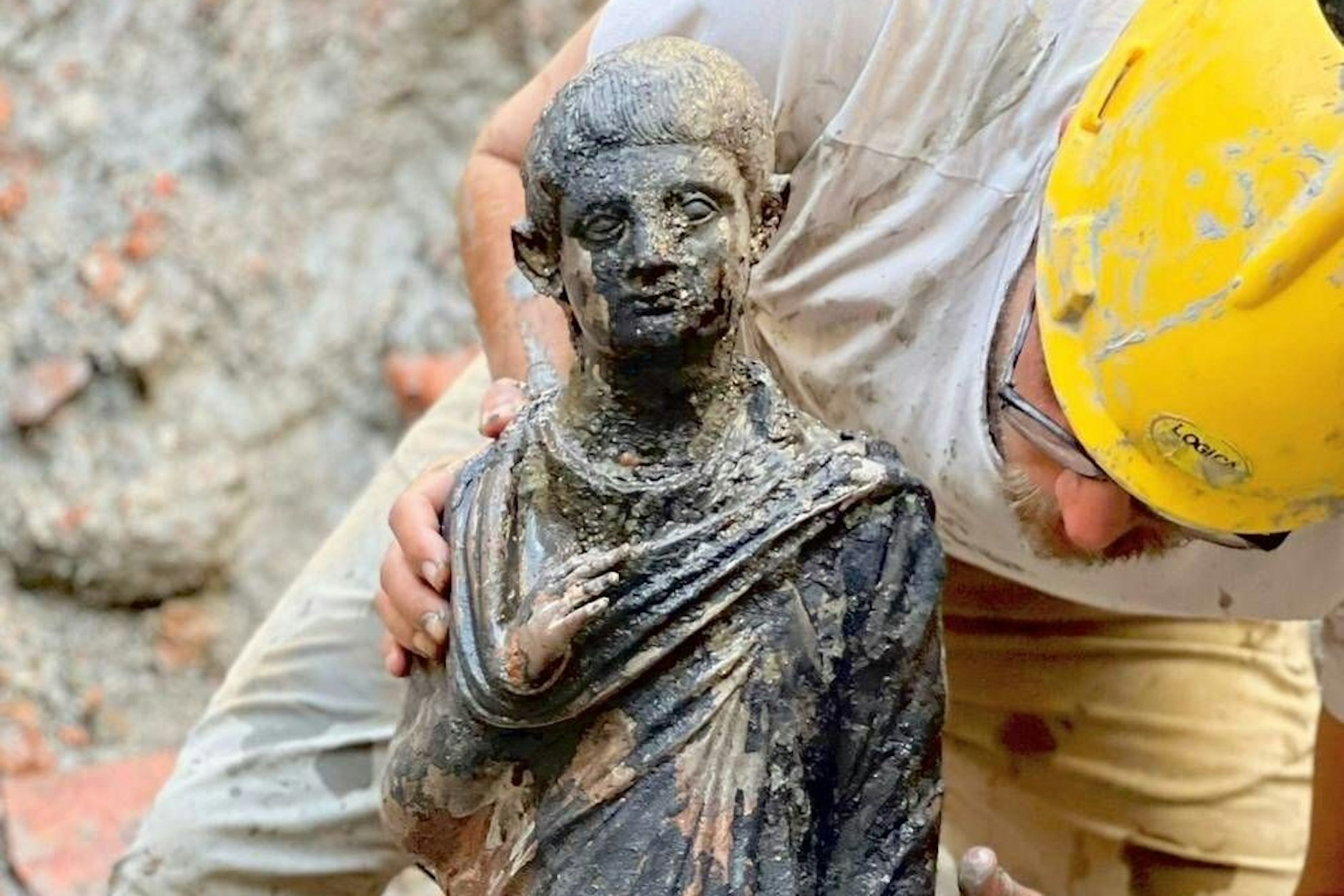 Einer der Archäologen birgt eine Bronzestatue in San Casciano dei Bagni.