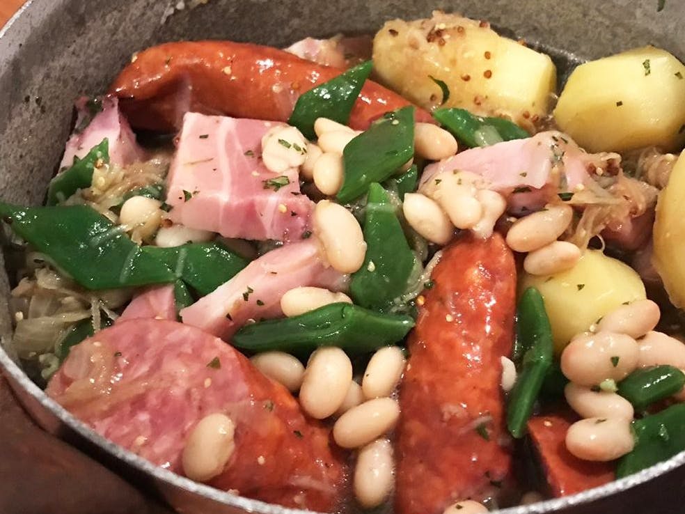 Die Franzosen wissen auch wie's gemacht wird: Bohnen-Cassoulet mit Speck, Wurst und Kartoffeln.