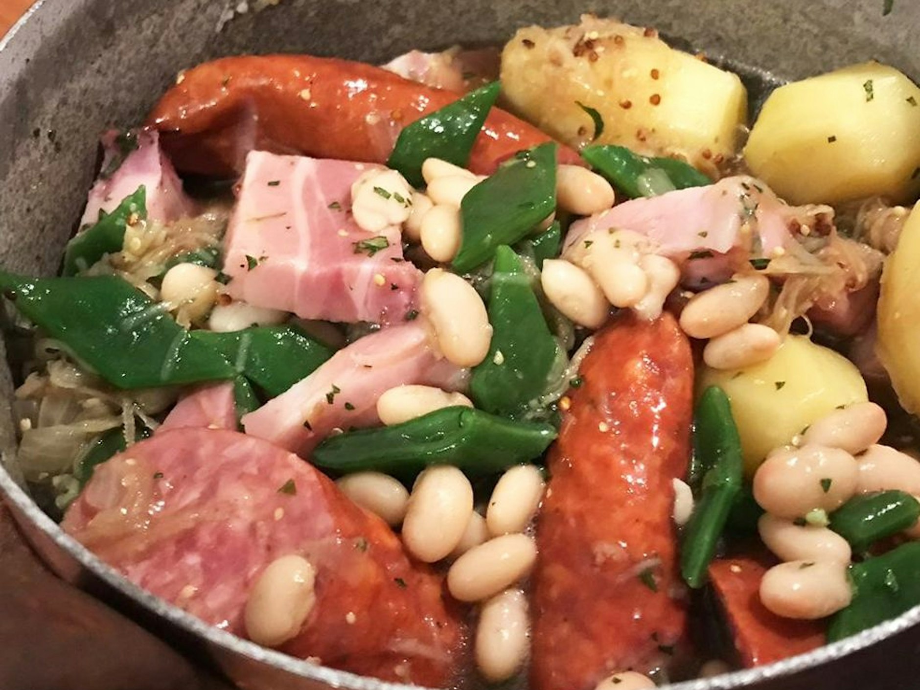 Die Franzosen wissen auch wie's gemacht wird: Bohnen-Cassoulet mit Speck, Wurst und Kartoffeln.