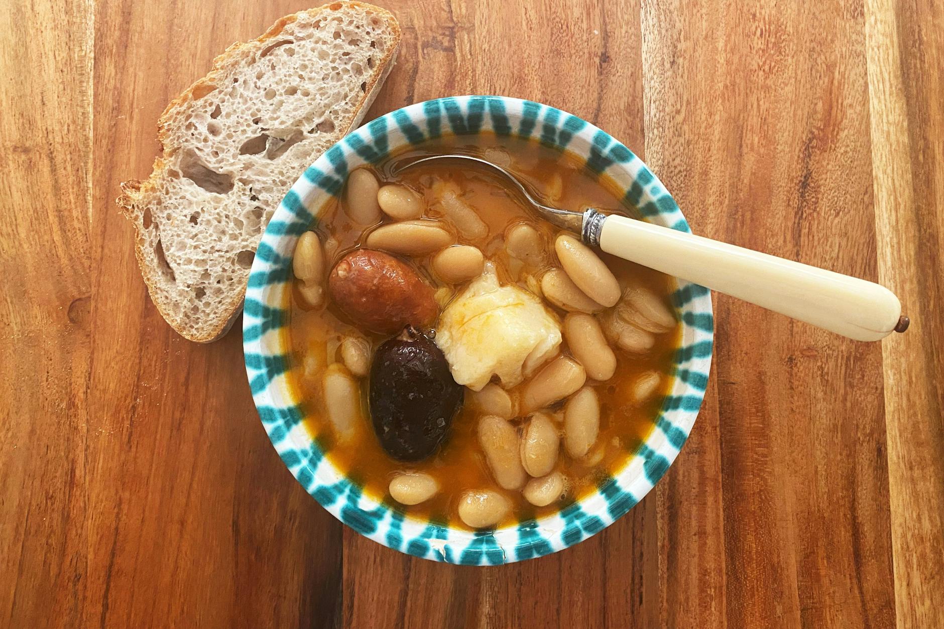 Böhnchen, Böhnchen gib ein Tönchen: Unser Koch Felix Hanika liebt Bohnen. Hier ein spanischer Eintopf mit Blumenkohl, Chorizo und deftiger Blutwurst.