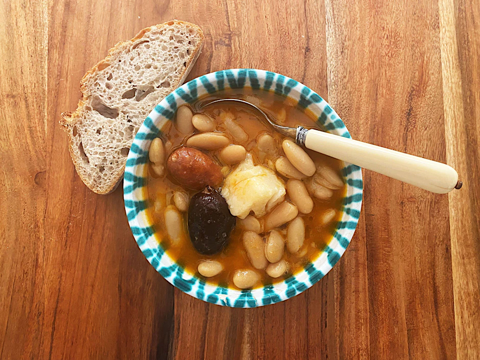 Böhnchen, Böhnchen gib ein Tönchen: Unser Koch Felix Hanika liebt Bohnen. Hier ein spanischer Eintopf mit Blumenkohl, Chorizo und deftiger Blutwurst.