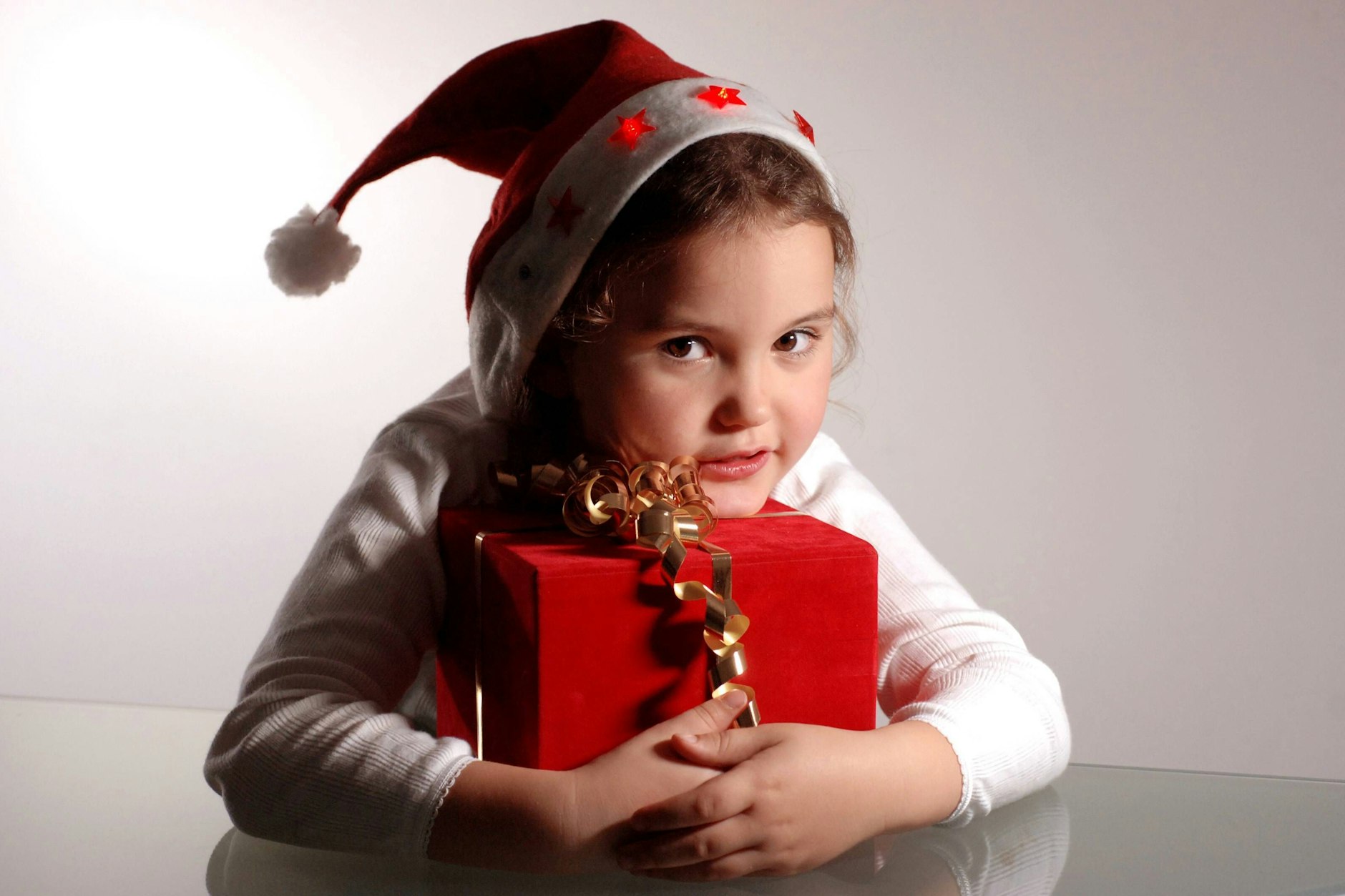 Kinderaugen leuchten beim Anblick vieler Weihnachtsgeschenke. Aber dafür einen Kredit aufnehmen, sollten Eltern nicht.