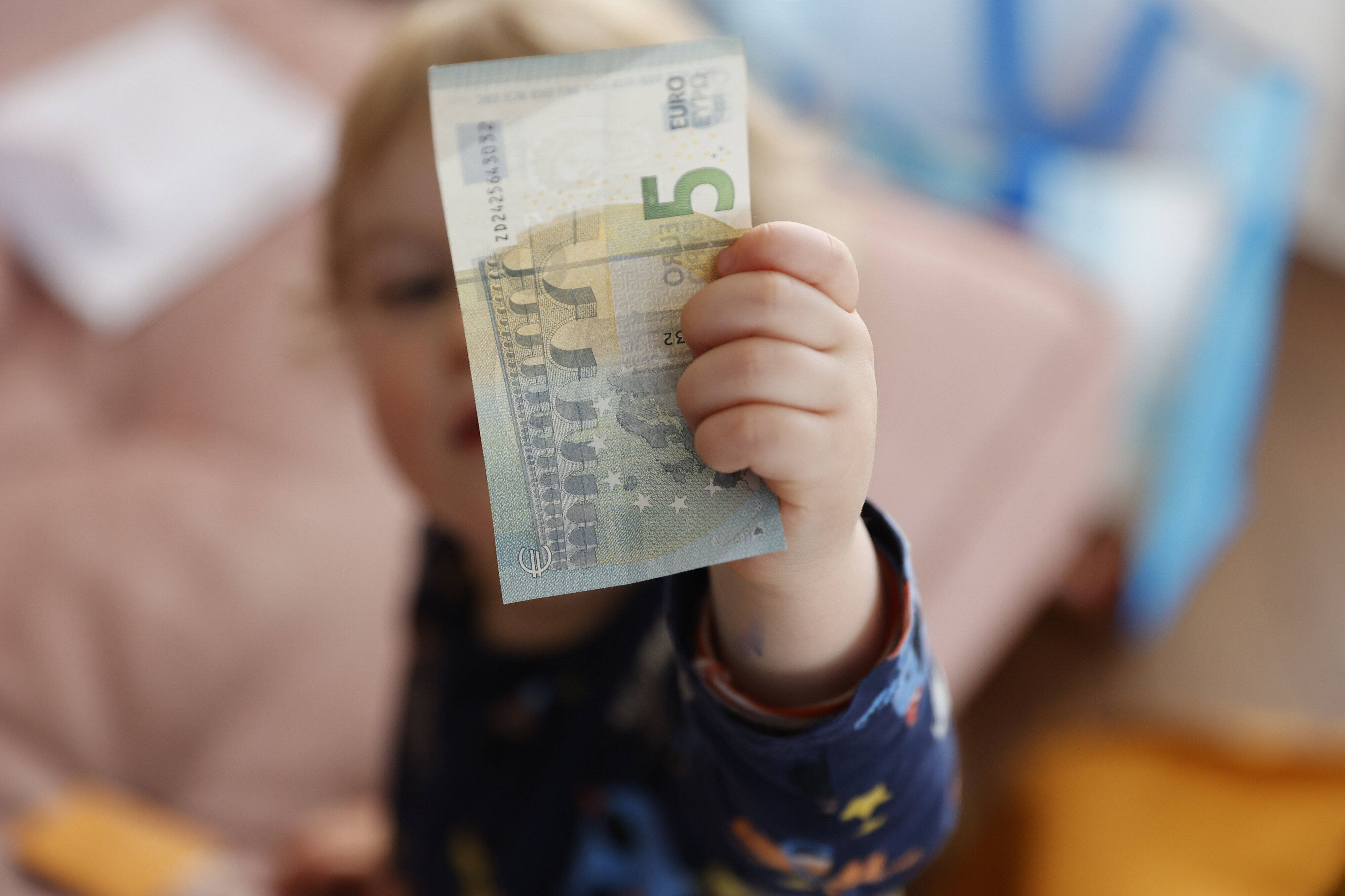 Mehr Kindergeld ab 1. Januar 2023 als geplant: SO viel bekommen Familien ausgezahlt!