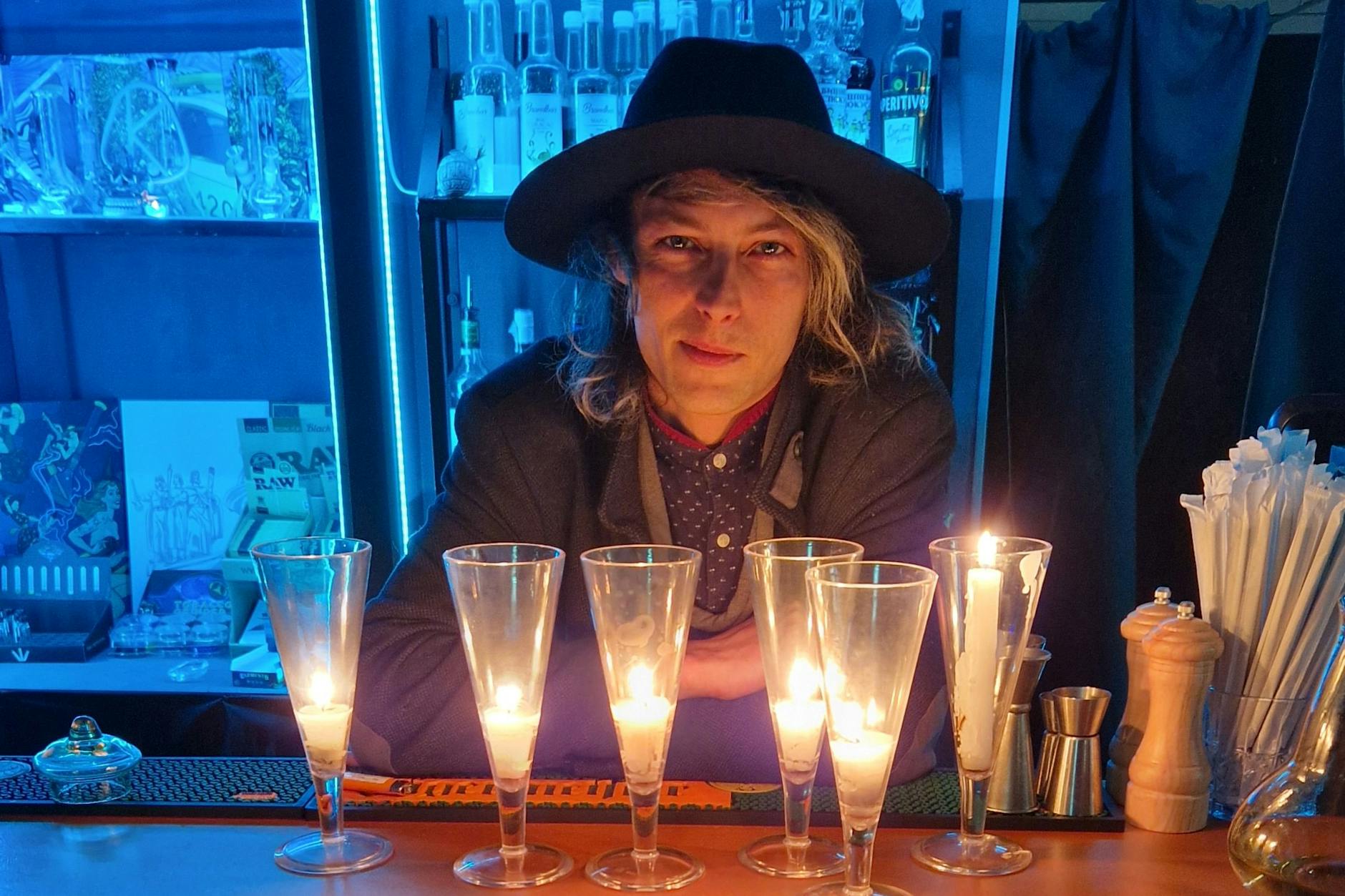 Der Kiewer Clubbesitzer Stanislav Grigorenko hinter der Theke. Jeder Gast, der eine Powerbank oder Kerzen vorbeibringt, bekommt einen Shot.