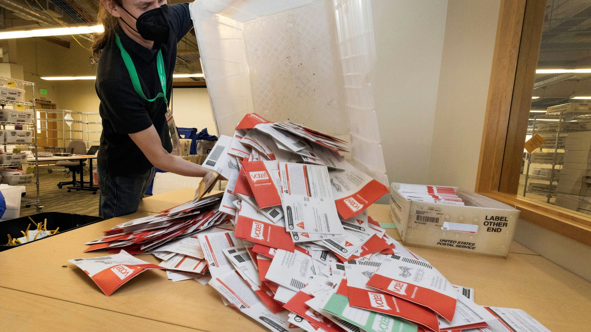 Ein Wahlhelfer bereitet die Auszählung der Stimmzettel vor – die Midterms sind die Schicksalswahlen für US-Präsident Joe Biden.