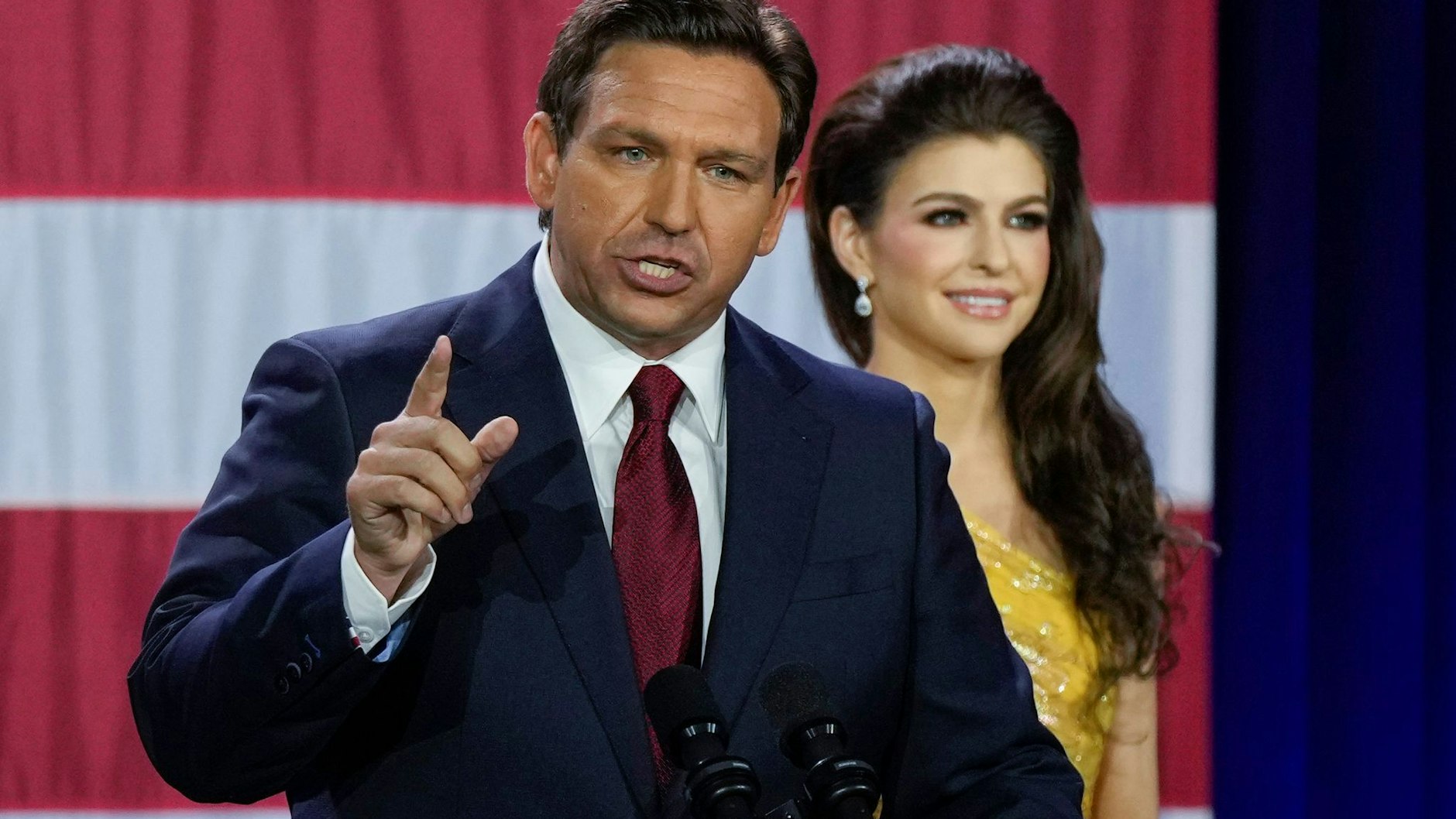 Ron DeSantis (hier mit Ehefrau Casey) wurde mit Rekordmehrheit als Gouverneur Floridas wiedergewählt. Er könnte der nächste Präsidentschaftskandidat der Republikaner werden.