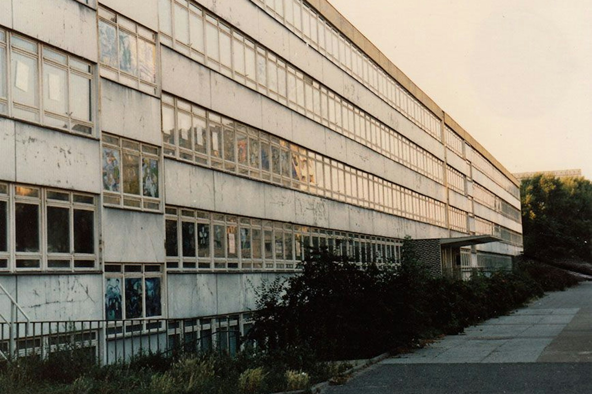 Die ehemalige Wolodja-Dubinin-Oberschule in Berlin-Lichtenberg in den Neunzigern.
