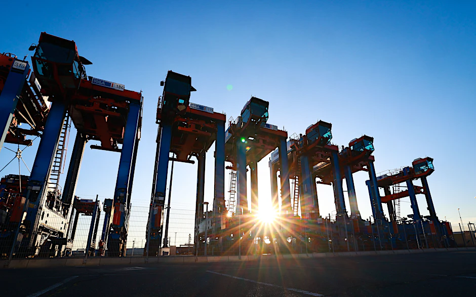 Spezialfahrzeuge für den Containerumschlag am Hamburger Hafen. Die&nbsp;Wirtschaftsweisen rechnen für 2023 mit Rezession und anhaltend hoher Inflation bevor.&nbsp;