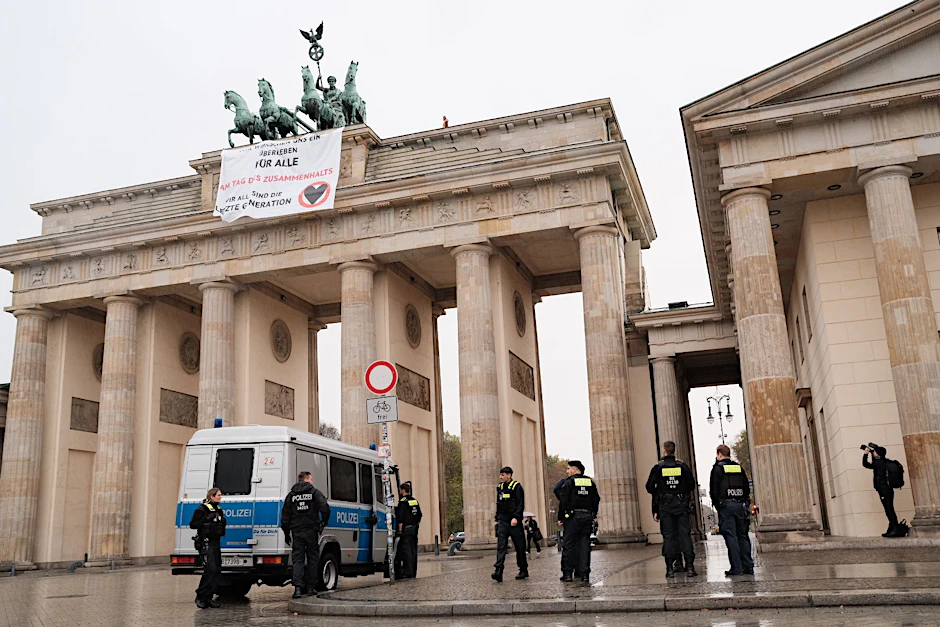 Die Aktivistinnen befestigten ein Banner am Brandenburger Tor. Die Polizei ist vor Ort.