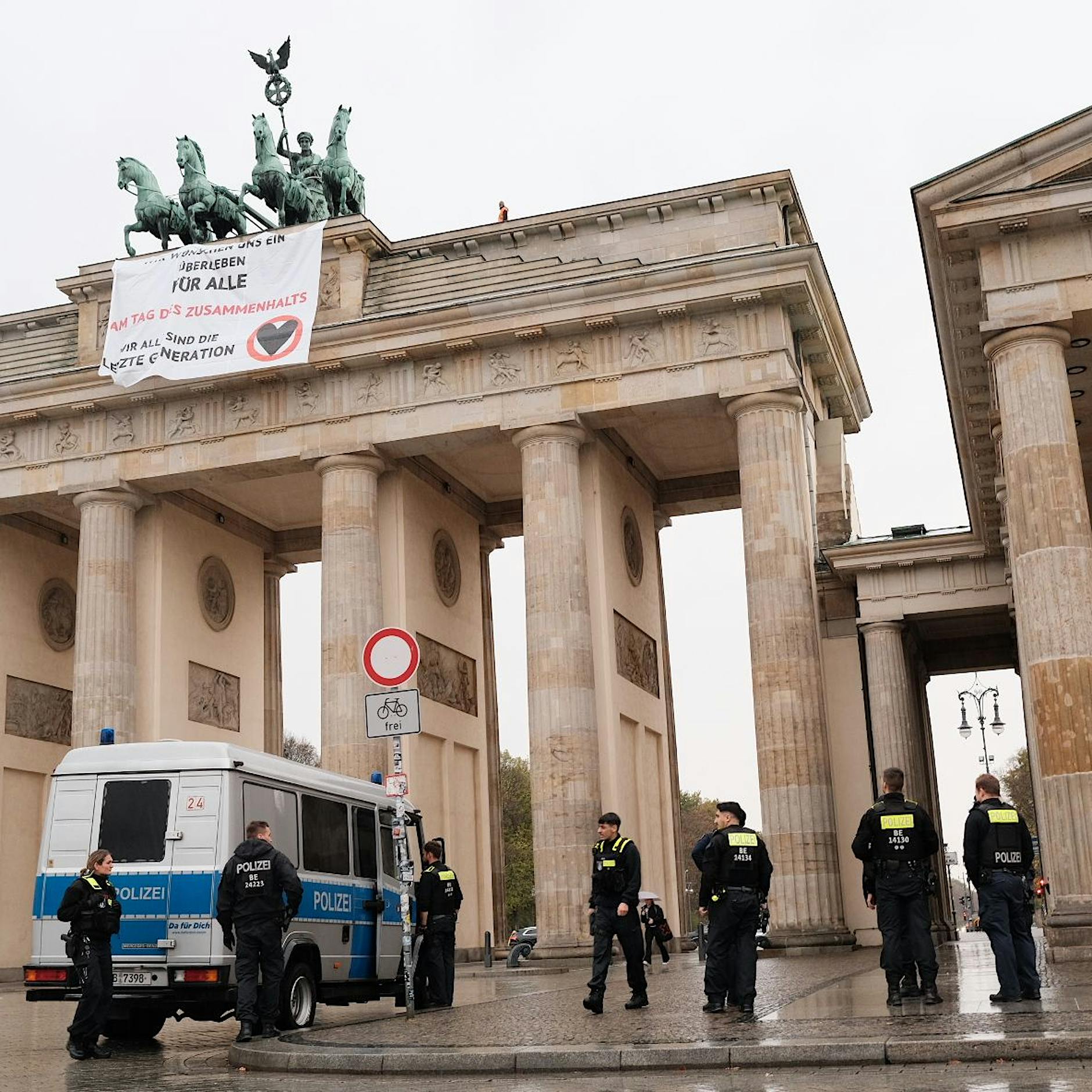 „Letzte Generation“: Zwei Schwestern kleben sich auf Brandenburger Tor