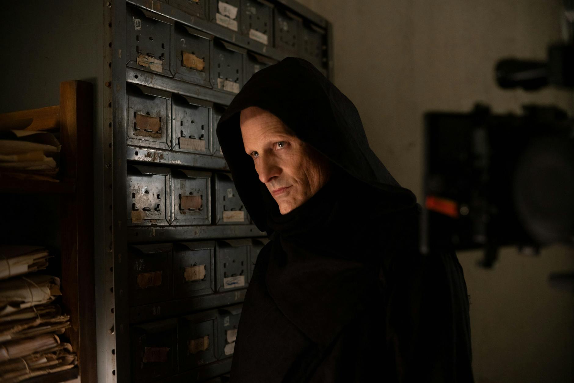 Sinister und irgendwie auch nicht so richtig überzeugend: Viggo Mortensen als Saul Tenser in David Cronenbergs Tumor-Schwarte „Crimes of the Future“.