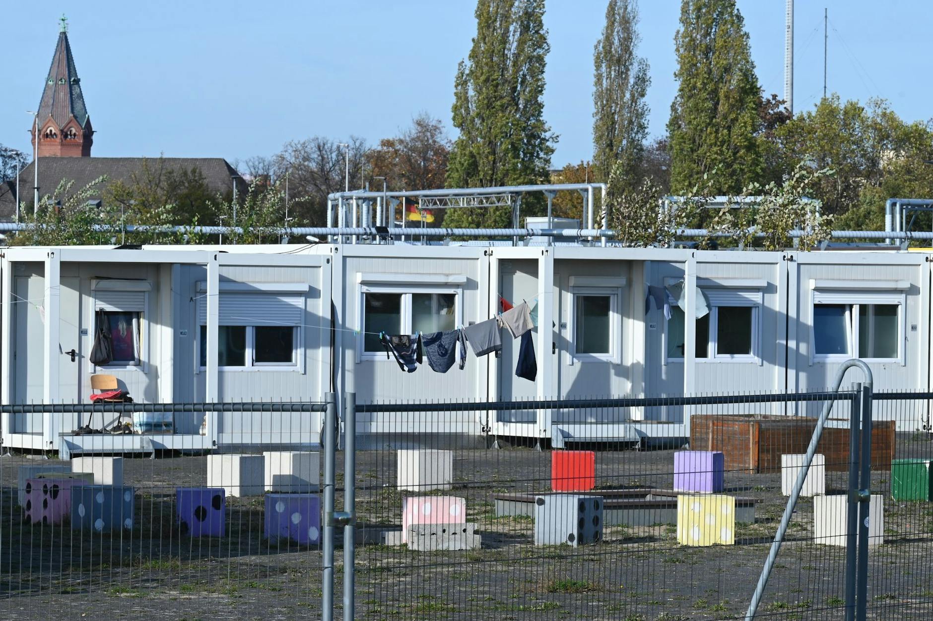 Die Container am Columbiadamm auf dem Tempelhofer Feld sind Unterkünfte für Geflüchtete.