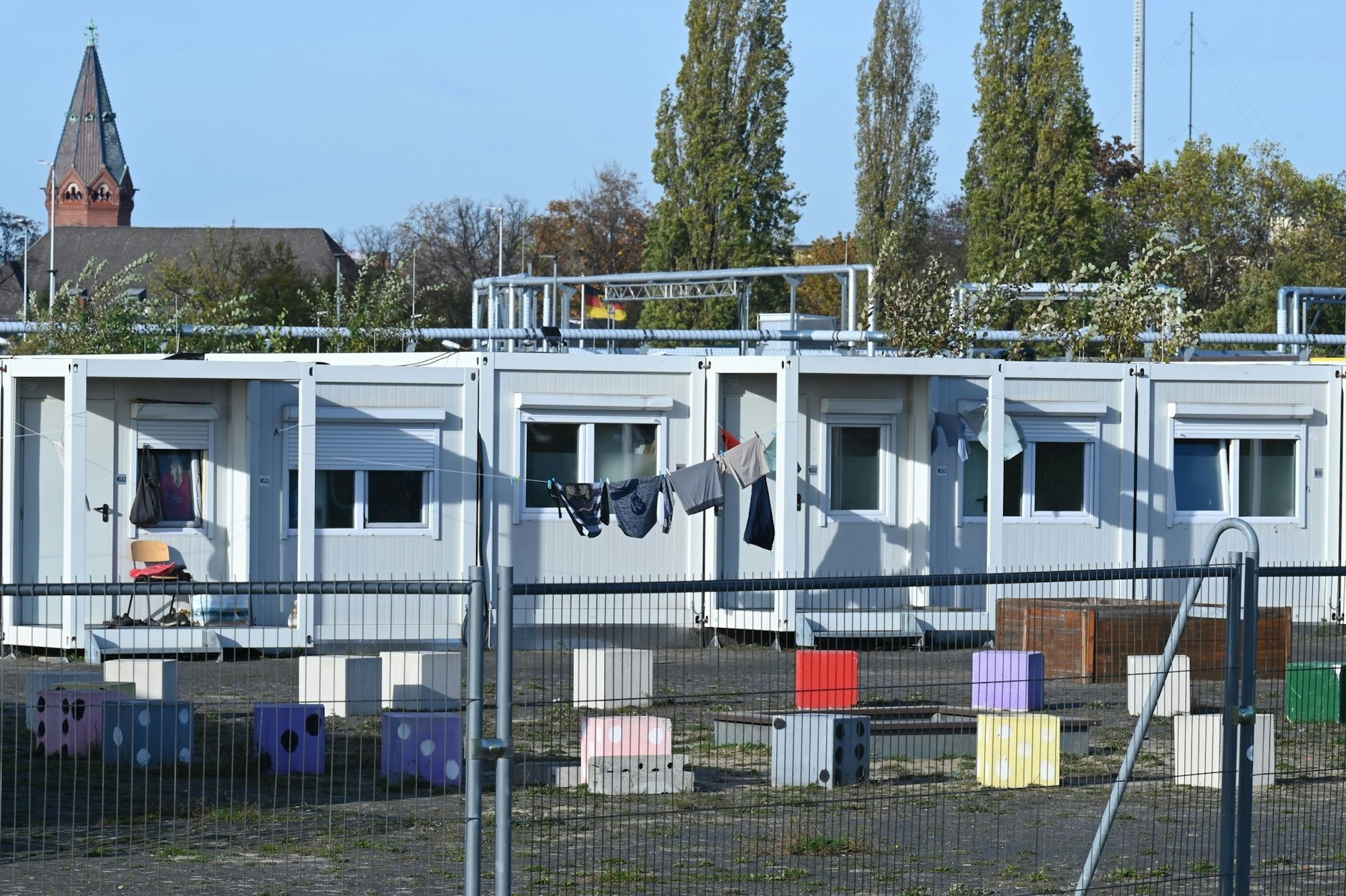 Die Container am Columbiadamm auf dem Tempelhofer Feld sind Unterkünfte für Geflüchtete.  