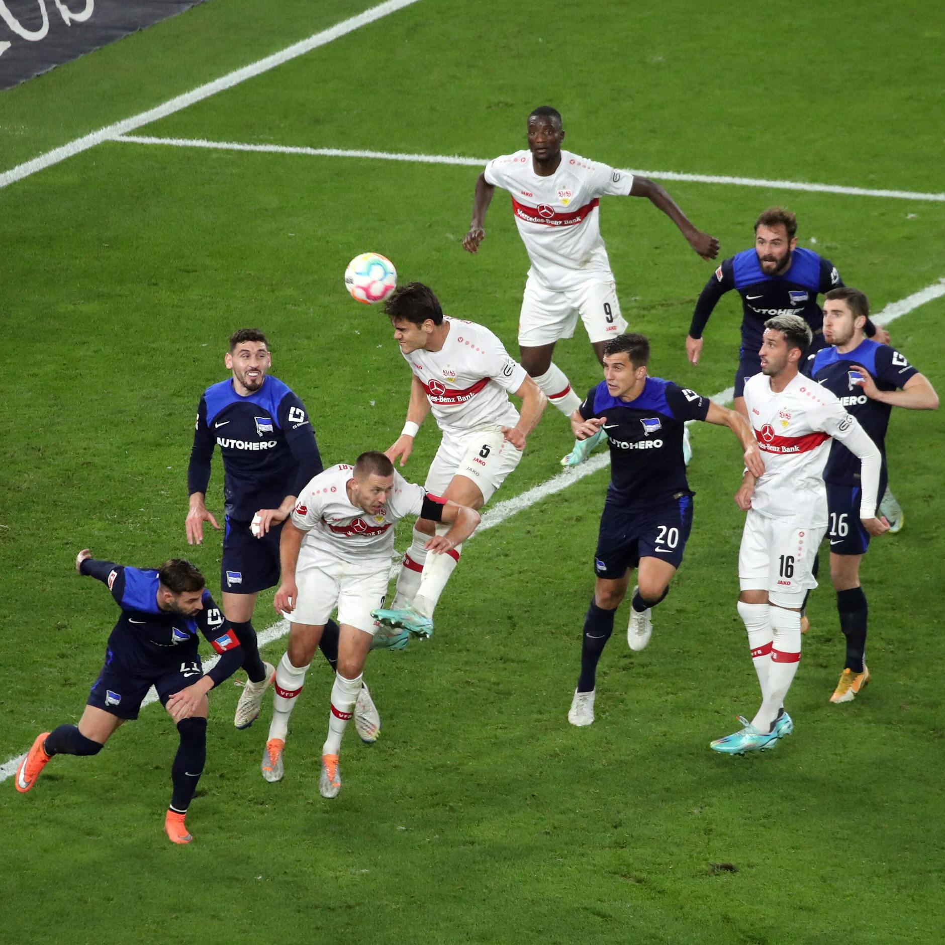 Das 1:2-K.o.-Tor in der 98. Minute: Stuttgarts Konstantinos Mavropanos springt hoch und Herthas Innenverteidiger Agustin Rogel steht zu weit weg.