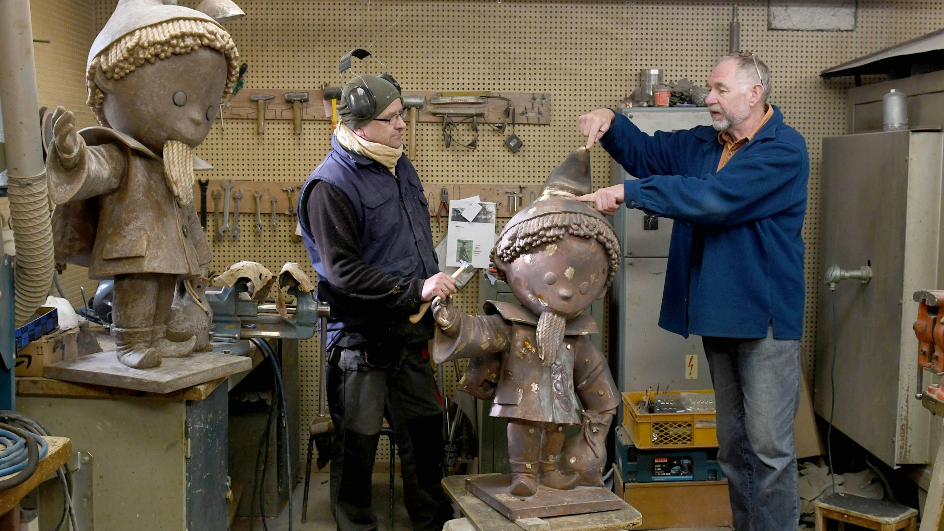 Feinschliff für den Sandmann: Kunstgießer Wilfried Hann (rechts) und sein Mitarbeiter Ernest Pusch (51, links) ziselieren und punzieren den kleinen Mann des Kinderfernsehens.&nbsp;